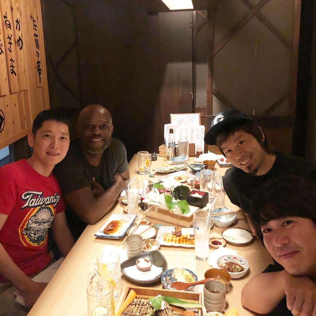 上中丈弥のインスタグラム：「30年ぶりに幼馴染に会いに俊哉と行ってきた。彼と僕とは保育園に行く前からの親同士が仲良くて、よく一緒に遊んだ。  彼は今パートナーと出会いシカゴで幸せに暮らしてる。 めっちゃ嬉しかった。 彼が幸せなら最高だ。 ずっと幸せでいてくれよ。 兄弟から兄妹へ変わったそんな感じ。 彼が幸せそうで、それだけで僕も俊哉も泣きそうになった。 「良かったー良かったー」と俊哉と話しながら帰ったよ。  次の旅はシカゴかな。  #出会った皆様我が師匠  #イナズマ戦隊 #イナ戦 #同性婚」