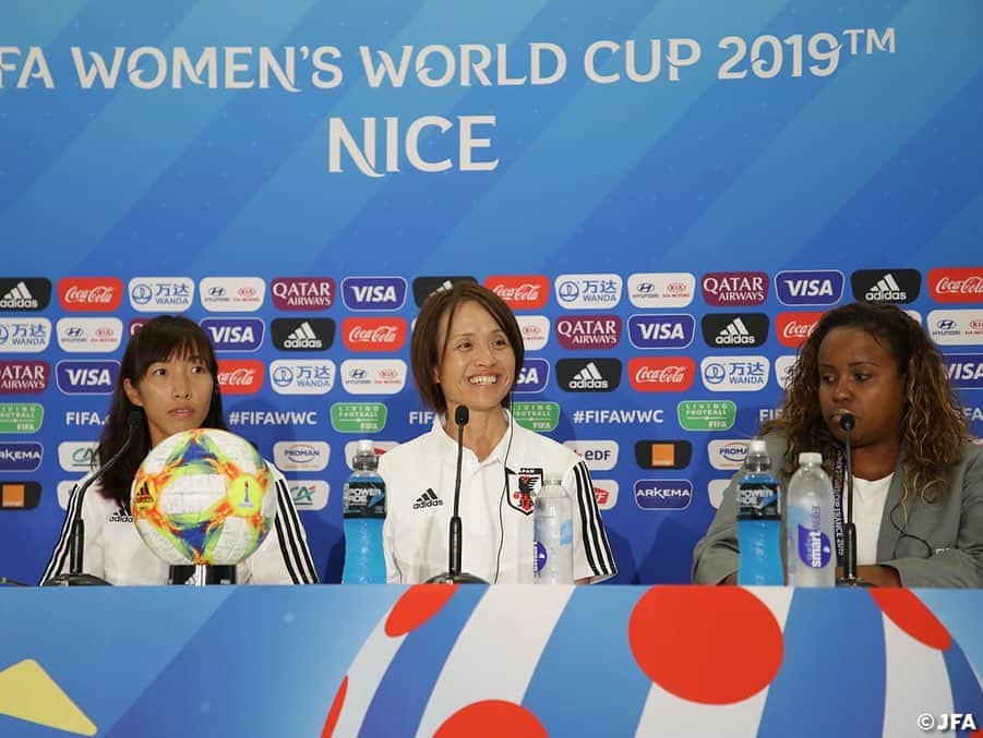 日本サッカー協会さんのインスタグラム写真 - (日本サッカー協会Instagram)「🇯🇵v🏴󠁧󠁢󠁥󠁮󠁧󠁿 Pre-Match Press Conference！ ・ 🗣#中島依美 選手 「初めてのワールドカップは楽しさもあるが、優勝を勝ち取るためにチームで切磋琢磨してやっていきたい。今は勝つことだけを考えている。3試合目も、チーム全員で勝つという気持ちを持って戦いたい。」 ・ 🗣#高倉麻子 監督 「イングランドは全員が脅威で、全員が良い選手。全力で戦わなければ勝たせてもらえない。素晴らしい選手と戦えることを楽しみにしている。全力で勝ちに行く。」 ・ ✍️JFA.jpでは、活動レポートを掲載中！ ・ ＜FIFA女子ワールドカップフランス2019＞ なでしこジャパン🇯🇵試合日程  6/10 25:00｜0-0アルゼンチン🇦🇷 6/14 22:00｜2-1スコットランド🏴󠁧󠁢󠁳󠁣󠁴󠁿 6/20 04:00｜vsイングランド🏴󠁧󠁢󠁥󠁮󠁧󠁿 📺フジテレビ系列、NHK BS、J SPORTSで生中継！ ・ #nadeshiko #世界のなでしこ #なでしこジャパン#FIFAWWC」6月19日 23時12分 - japanfootballassociation