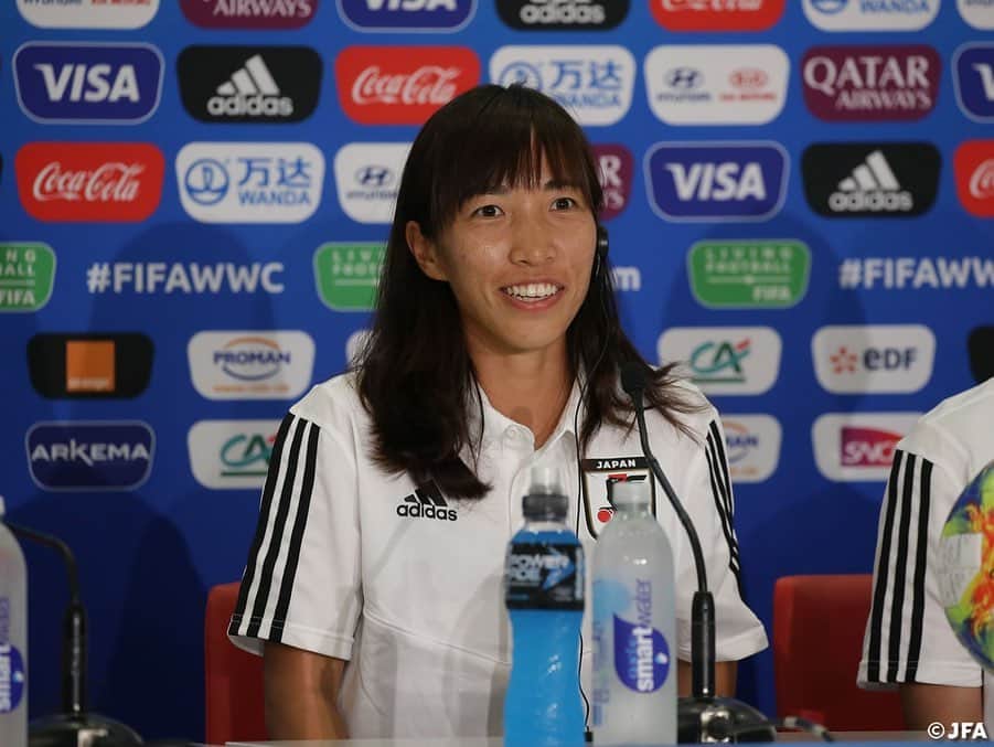 日本サッカー協会さんのインスタグラム写真 - (日本サッカー協会Instagram)「🇯🇵v🏴󠁧󠁢󠁥󠁮󠁧󠁿 Pre-Match Press Conference！ ・ 🗣#中島依美 選手 「初めてのワールドカップは楽しさもあるが、優勝を勝ち取るためにチームで切磋琢磨してやっていきたい。今は勝つことだけを考えている。3試合目も、チーム全員で勝つという気持ちを持って戦いたい。」 ・ 🗣#高倉麻子 監督 「イングランドは全員が脅威で、全員が良い選手。全力で戦わなければ勝たせてもらえない。素晴らしい選手と戦えることを楽しみにしている。全力で勝ちに行く。」 ・ ✍️JFA.jpでは、活動レポートを掲載中！ ・ ＜FIFA女子ワールドカップフランス2019＞ なでしこジャパン🇯🇵試合日程  6/10 25:00｜0-0アルゼンチン🇦🇷 6/14 22:00｜2-1スコットランド🏴󠁧󠁢󠁳󠁣󠁴󠁿 6/20 04:00｜vsイングランド🏴󠁧󠁢󠁥󠁮󠁧󠁿 📺フジテレビ系列、NHK BS、J SPORTSで生中継！ ・ #nadeshiko #世界のなでしこ #なでしこジャパン#FIFAWWC」6月19日 23時12分 - japanfootballassociation