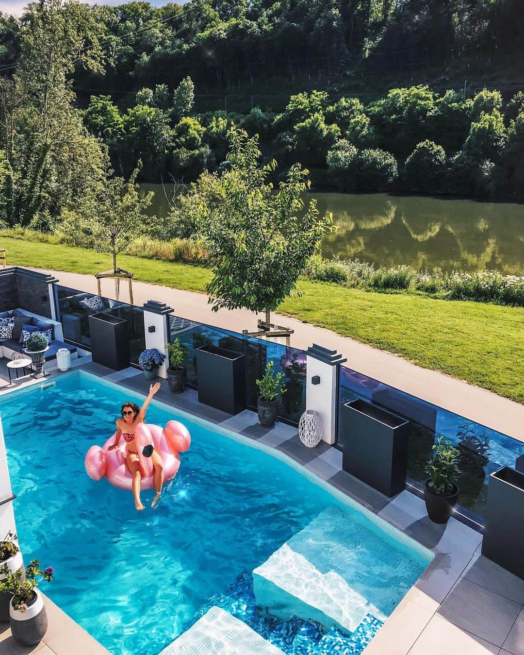 Anniさんのインスタグラム写真 - (AnniInstagram)「Say Hi to my friend Florentine 🌸✨😎🙋🏻‍♀️ #floating #pooldays #favoriteseason——————————————————————————— • • • • • #house #wirbaueneinhaus #interior #blogger #inspiration #haus #poolparty #americanstyle #garten #ideen #garden #blogger #inspo #pool #deko #summer #pooltime #homesweethome」6月19日 23時06分 - annaleacosta