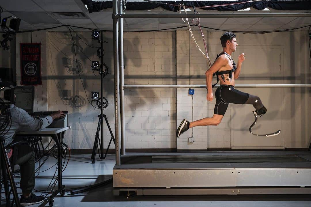 National Geographic Creativeさんのインスタグラム写真 - (National Geographic CreativeInstagram)「Photo by @robertclarkphoto | A Paralympian sprinter's bio­ mechanics are analyzed at the Southern Methodist University Locomotor Performance Laboratory in Dallas, Texas. #Research #Paralympian #Strength」6月19日 23時07分 - natgeointhefield