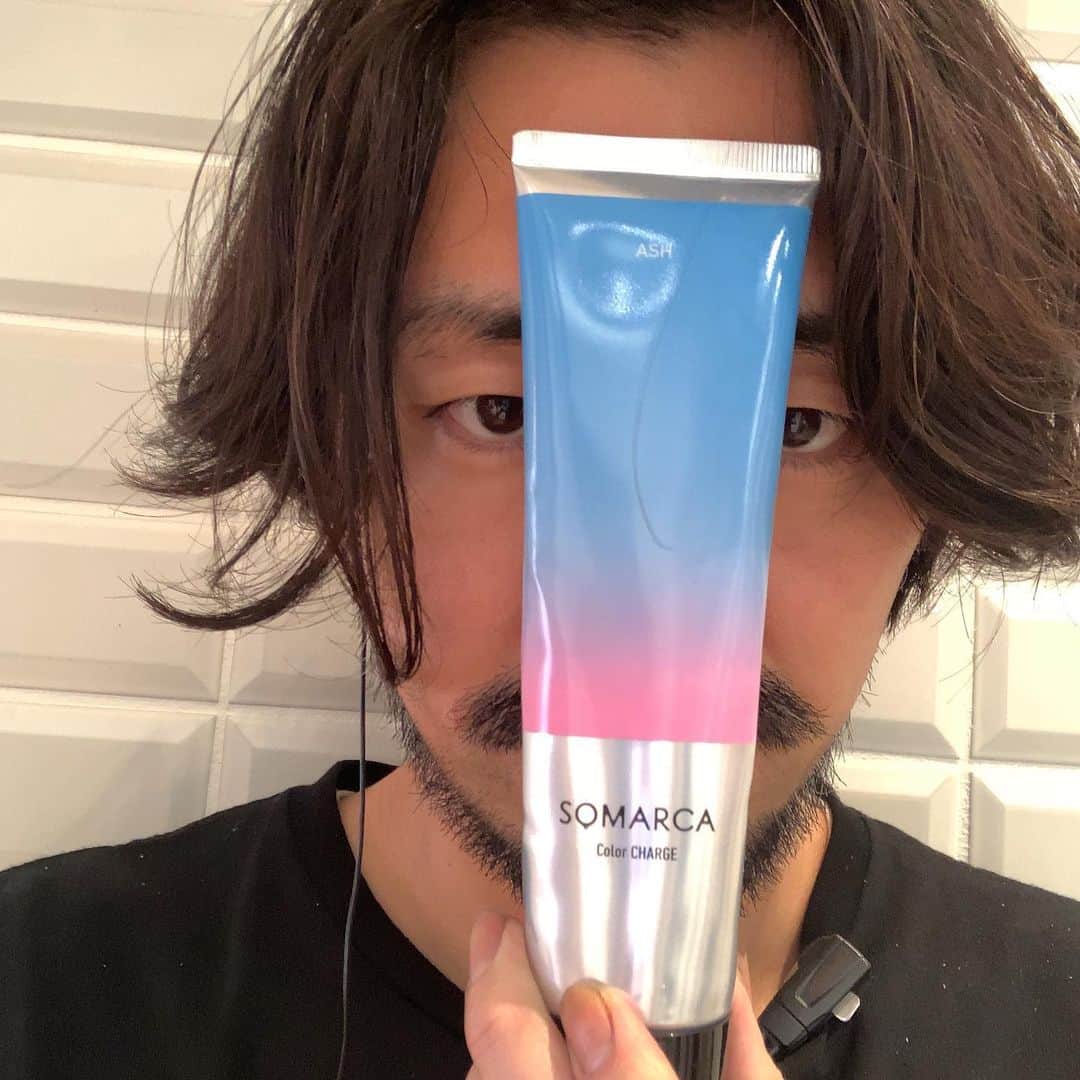 鮫島邦明のインスタグラム：「またまたソマルカシリーズ第二弾 今度はアッシュトリートメントも使ってみました！！ 三枚目の写真左からブリーチのみ 真ん中アッシュシャンプーのみ 右トリートメントもつけて二、三分放置後の色です。 トリートメント入りすぎ！ぐらい入るこれもう塩基性カラーレベル 営業でも使えそうですね！ ご参考にしてください 次回は紫のシャンプーを使ってみます〜 #ソマルカ#SOMARCA#わたしらしくソマル #塩基性カラー #シャンプー#トリートメント＃ホームケア」