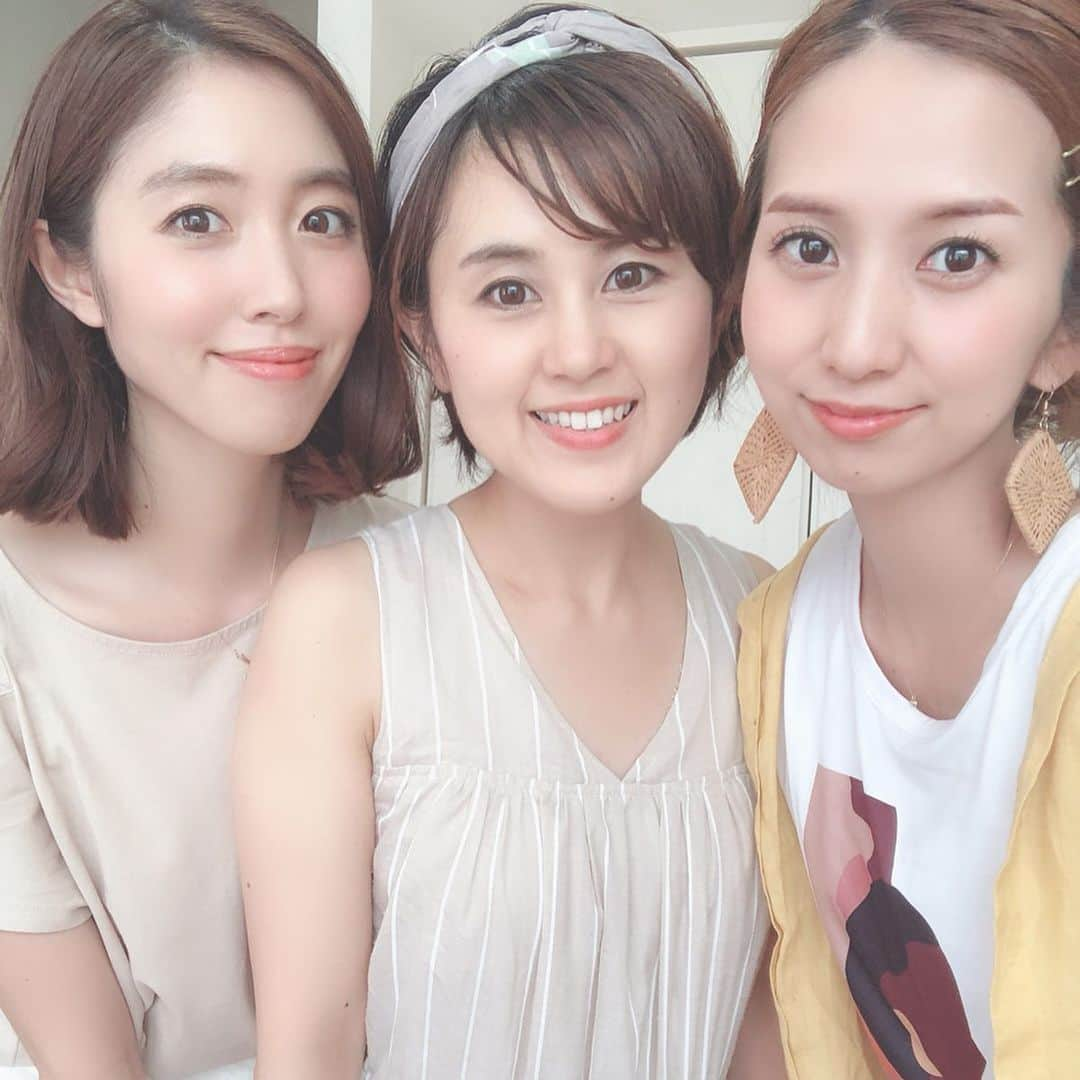 菅野広恵さんのインスタグラム写真 - (菅野広恵Instagram)「＊＊＊ 美人でオシャレなママ達と💓 ムギュー😍❤️ いつも真似したくなるような2人のオシャレなコーデ☺️🌸 ひーくんともいつもめちゃくちゃ遊んでくれて構ってくれる2人😭❤️本当優しいんだよな😭‼︎ 大好き💓 ・ 大阪でオシャレママちゃん達と出会い、特に特別な場所へ行くわけではないけれど、プチプラだけどその中でちょっとだけオシャレして、ちゃんとメイクして、それだけで心もシャキッとして、やる気も出たり楽しくもなり、より育児も楽しめ、これもみんな人それぞれの価値観だけど、私にはこのスタイルが合ってるんだなと思いたした^_^🌼 今ある生活の中で息子と一緒に楽しむ事ができることは嬉しいです^_^💓 育児に対する価値観は本当に人それぞれだけど、自分自身も楽しみながら育児をしていくのが私のスタイルなんだろうなとふと思いました。 この2人含め、大阪で沢山のステキな友人たちに出会えた事は財産だな！ ・ #赤ちゃんのいる生活  #1歳7カ月 #育児の価値観 #ママコーデ  #ママコーディネート #ママファッション #プチプラコーデ #ワンショルダー #gu_for_all  #guコーデ #uniqloコーデ  #uniqlo  #selfe  #育児日記  #楽しみながらの育児 #大変な事もあるけど #育児がより好きになる #笑顔でいたい #男の子ベビー #mamagirl  #キラポス通信 #友達は財産 #いつもありがとう」6月19日 23時11分 - hiroesugano