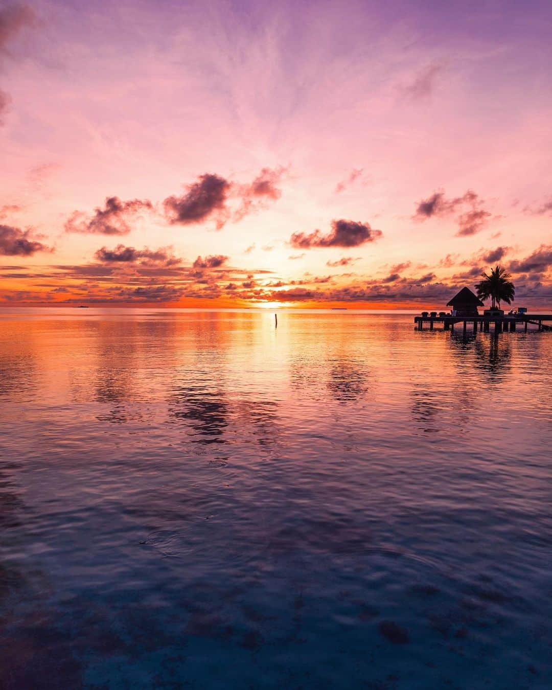 リリー＝ローズ・メロディのインスタグラム：「Maldivian sunset 🔥 ( back to Instagram friendly content... for now 😝) #lilyinmaldives」