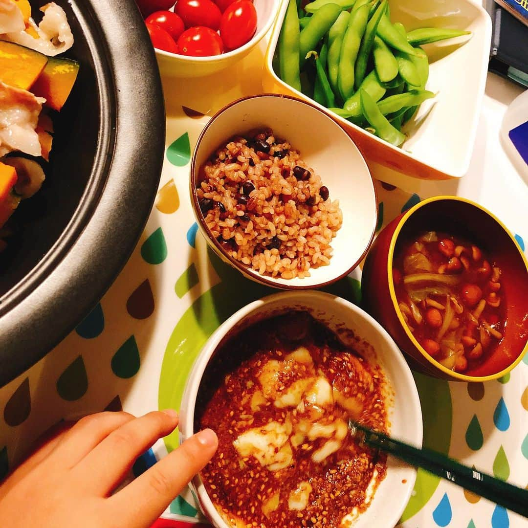 山田まりやさんのインスタグラム写真 - (山田まりやInstagram)「#今日の晩ご飯 豚バラ肉と南瓜蒸し#ムネシェフ は#たれ を担当❣️😆🙌 ・ パパのお土産の#温泉たまご を 器用に割り✨醤油とすりゴマを入れて混ぜ混ぜしてくれました😆✨ ・ 「どれくらいずつ入れるの？」 「ムネくんに任せるよ！ 味見しながら美味しくして〜💕」 しばらく無言で味見を繰り返し、、、 「決まった！」 とカッコ良く 決めゼリフを決めるムネシェフ🤣www」6月19日 23時31分 - mariya.yamada