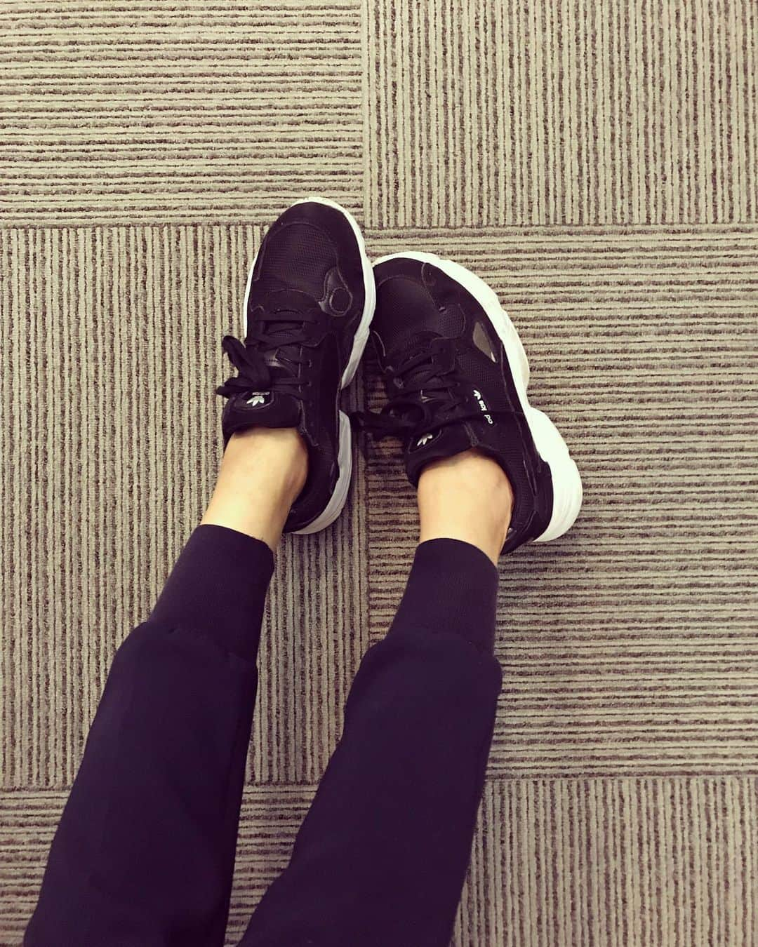 榊原みゆくさんのインスタグラム写真 - (榊原みゆくInstagram)「【adidas】 アディダス ファルコン👟 ソールも厚めで、とても歩きやすい😊 ファルコンって言う名前も良いよね笑 きっと、わたしと同じ世代なら、わかるはずー笑  @adidasoriginals @adidas  #adidas #adidasoriginals #falconw #アディダス #アディダスファルコン #ファルコン #スニーカースタイル #sneakergram #sneaker」6月19日 23時34分 - miyukuscarab