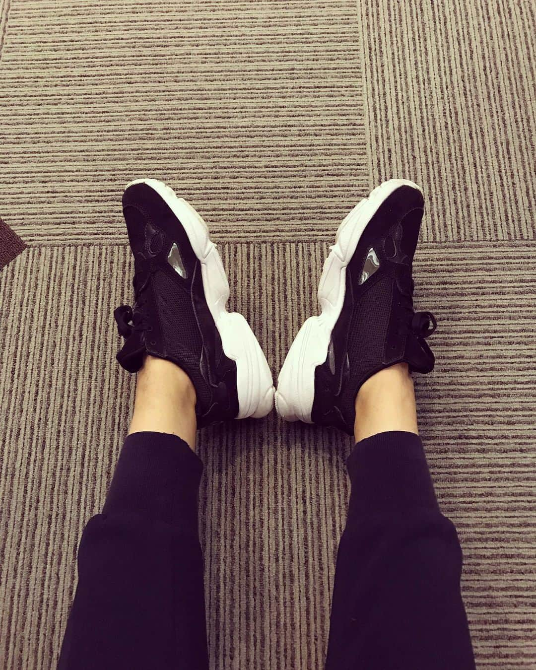 榊原みゆくさんのインスタグラム写真 - (榊原みゆくInstagram)「【adidas】 アディダス ファルコン👟 ソールも厚めで、とても歩きやすい😊 ファルコンって言う名前も良いよね笑 きっと、わたしと同じ世代なら、わかるはずー笑  @adidasoriginals @adidas  #adidas #adidasoriginals #falconw #アディダス #アディダスファルコン #ファルコン #スニーカースタイル #sneakergram #sneaker」6月19日 23時34分 - miyukuscarab