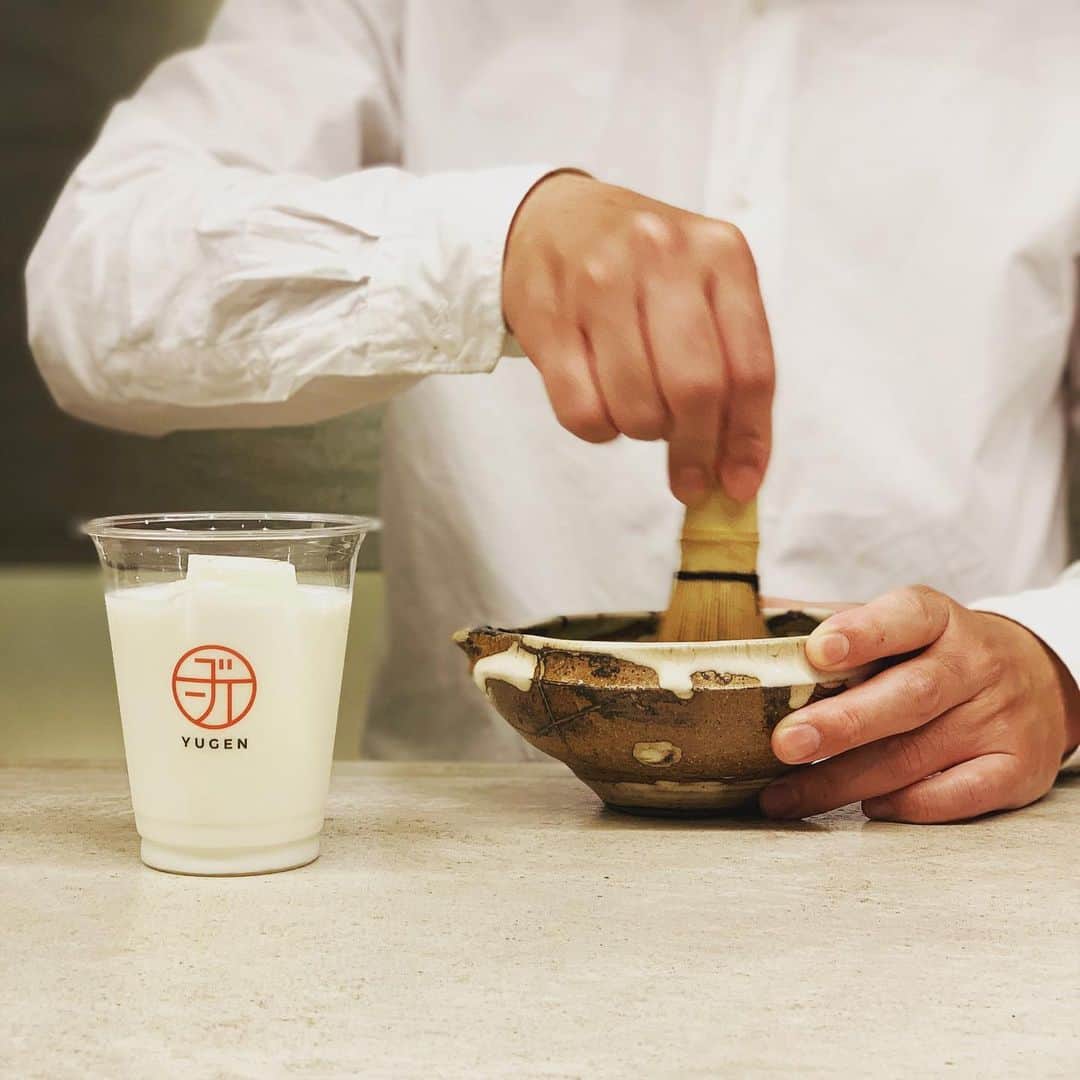 川崎成美さんのインスタグラム写真 - (川崎成美Instagram)「こないだ、抹茶飲みたくなって京都いってきた。(滞在時間4時間くらい) スワイプして動画見て欲しい🍵 目の前で点ててくれたお抹茶をラテにしてくれるーーー。 #京都 #京都カフェ #抹茶 #MATCHA」6月19日 23時36分 - naru_1127