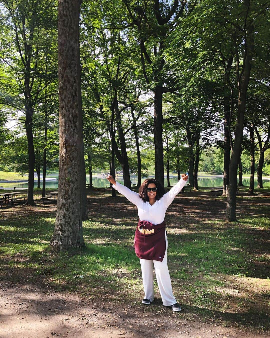 オプラ・ウィンフリーさんのインスタグラム写真 - (オプラ・ウィンフリーInstagram)「Thank you Montreal. 3 cheers to you all and loved walking in your beautiful Mount Royal Park! Now off to Calgary tonight! If you’re coming to the show, I want to know: Where are you on your path and what is the dream you hold for yourself? Link in bio for tickets. #PathMadeClear 🇨🇦」6月19日 23時47分 - oprah