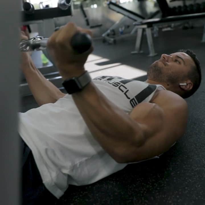 ジェイコブ・ダルトンのインスタグラム：「Morning meditation 🧘🏻‍♂️ Supps: @kagedmusclesupps (discount code: Dalton15)  #ArmDay 🎥 @bigvicmedia」
