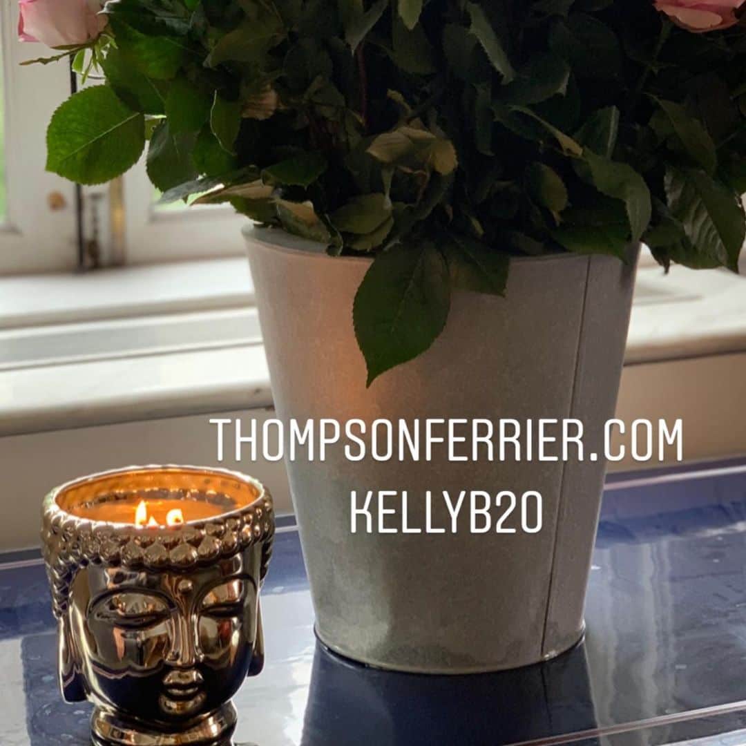 ケリー・キローレン・ベンサイモンさんのインスタグラム写真 - (ケリー・キローレン・ベンサイモンInstagram)「NOT just another interior video you asked for!  Send me a photo of your ThompsonFerrier.com @thompsonferrier_nyc candle. And, use my code KELLYB20. #newyork #interiors #decor #fashionblogger #aptoftheday #becauseofvogue #hermes #realestate #ilovenewyork #apartmentliving」6月19日 23時42分 - kellybensimon