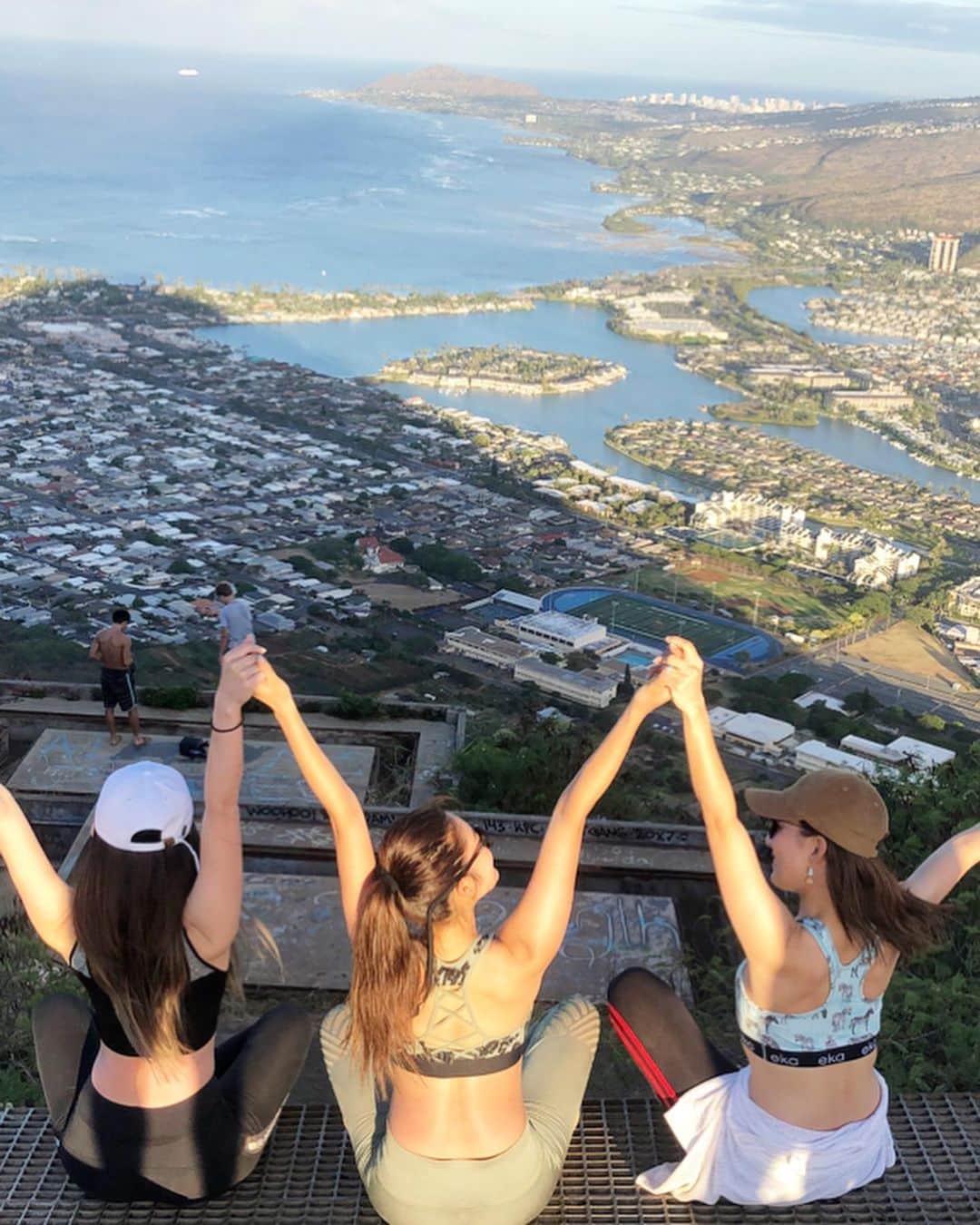 戸崎奈津さんのインスタグラム写真 - (戸崎奈津Instagram)「ココヘッド・トレイル⛰ 急なトロッコ道をひたすら登る！ ハワイのトレッキングの中でも上級者向けと聞いて不安だったけど、朝日が見たくて暗いうちから登り始めて ３０分で登りきった🤙🌈✨ 修行でした😂🏔 頂上からの眺めは綺麗すぎて 言葉がでなかった❣️ こっちは #ハナウマ湾 が見下ろせるほう👙 #kokohead #Hawaii #honolulu #kokoheadtrail #trekking #hiking #travel #training #ハワイ #ココヘッド #ココヘッドトレイル #絶景  #Natsu_trip🌸  #プリンスハワイ2019」6月19日 23時49分 - naa_tsu0827