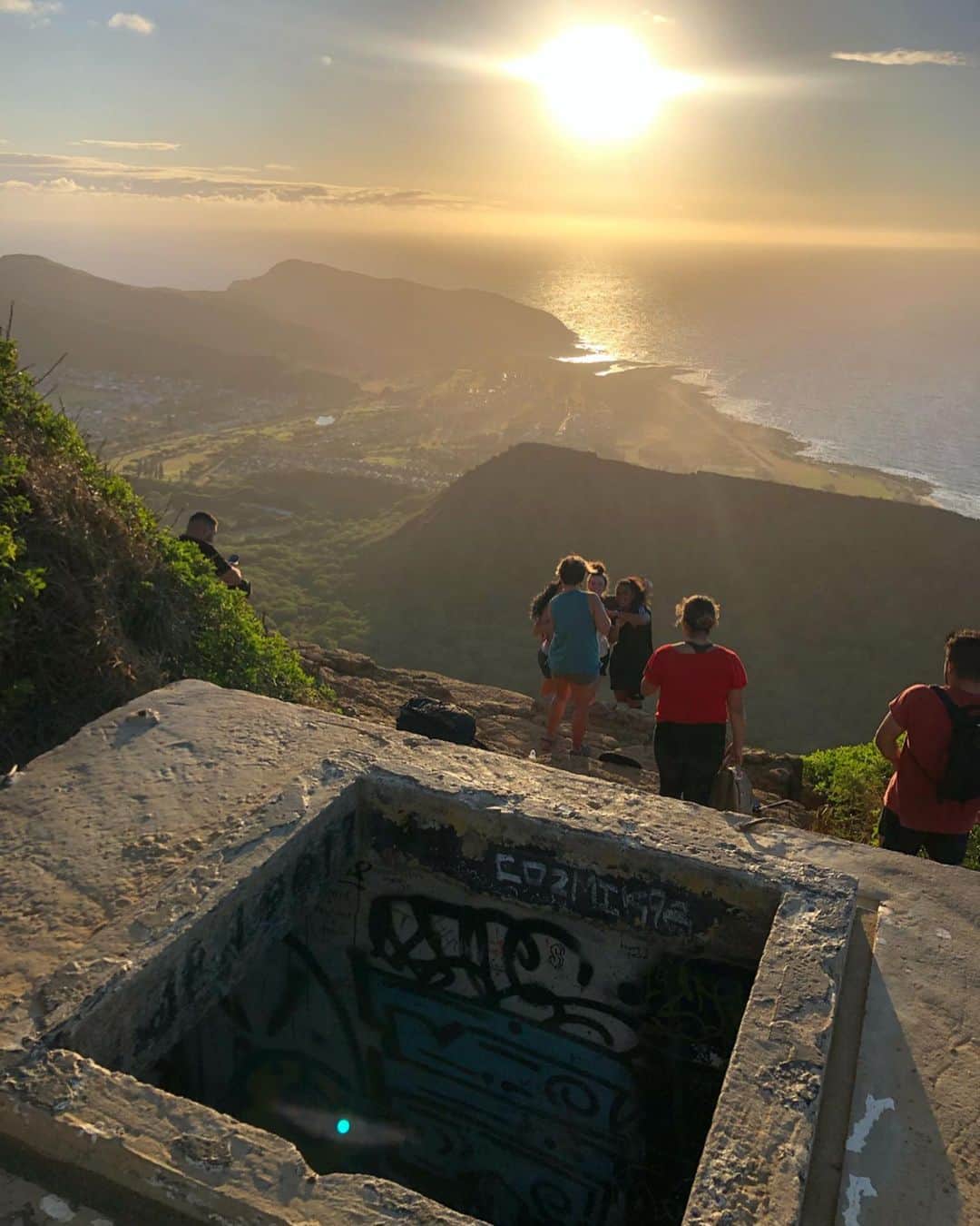 戸崎奈津さんのインスタグラム写真 - (戸崎奈津Instagram)「ココヘッド・トレイル⛰ 急なトロッコ道をひたすら登る！ ハワイのトレッキングの中でも上級者向けと聞いて不安だったけど、朝日が見たくて暗いうちから登り始めて ３０分で登りきった🤙🌈✨ 修行でした😂🏔 頂上からの眺めは綺麗すぎて 言葉がでなかった❣️ こっちは #ハナウマ湾 が見下ろせるほう👙 #kokohead #Hawaii #honolulu #kokoheadtrail #trekking #hiking #travel #training #ハワイ #ココヘッド #ココヘッドトレイル #絶景  #Natsu_trip🌸  #プリンスハワイ2019」6月19日 23時49分 - naa_tsu0827