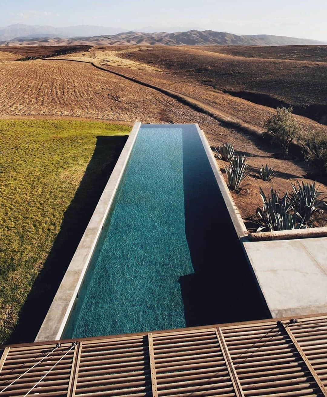 エレスさんのインスタグラム写真 - (エレスInstagram)「Pool day in Morocco. Picture by @coterie.studio  #inspiration #poolside #longingforsummer」6月19日 23時50分 - eres