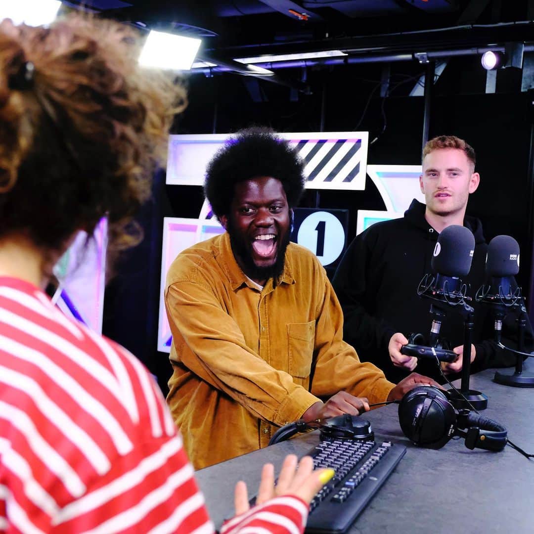 BBC Radioさんのインスタグラム写真 - (BBC RadioInstagram)「@michaelkiwanuka and @tommisch debuted their new collab ‘Money’ as @anniemacdj’s Hottest Record last night and it sounded SO. GOOD. 🌎🔥 Listen back to the full show on @bbcsounds」6月19日 23時50分 - bbcradio1