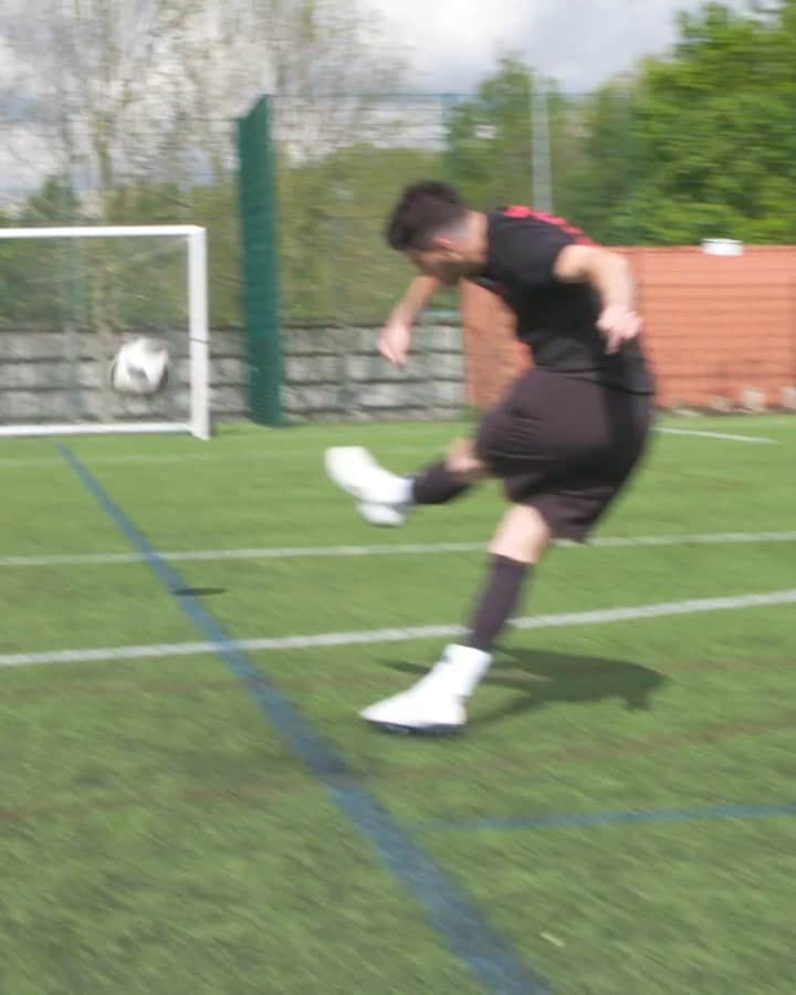 F2Freestylersのインスタグラム：「Your favourite ever free kick specialist is ________ 🎯」