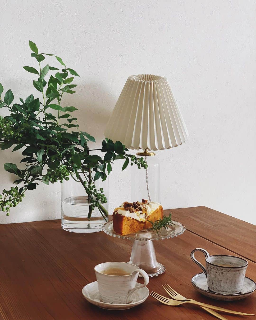 村上萌さんのインスタグラム写真 - (村上萌Instagram)「今週は大阪にいて @gartencoffee の#水曜日のキャロットケーキ が食べられないので自分で作ったやつ🥕﻿ 家での仕事は、コーヒータイムがすごく貴重。﻿ 「これが終わったらコーヒー淹れよう」が支えになってる。フィンランドから届いた新入りカップも愛しい。今日は #夏休みのワンピース 受付スタートで、沢山の予約をいただいて幸せな日でした。﻿ おやすみなさい🧚‍♂️﻿」6月19日 23時53分 - moemurakami_