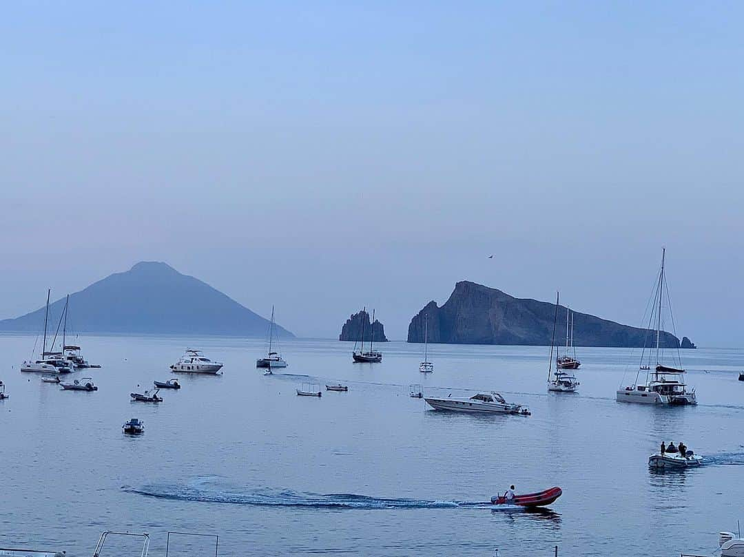 ナタリー・インブルーリアさんのインスタグラム写真 - (ナタリー・インブルーリアInstagram)「Views from #panarea 💙 @7islands_eolie #aeolianislands #boatlife」6月19日 23時55分 - natalie_imbruglia