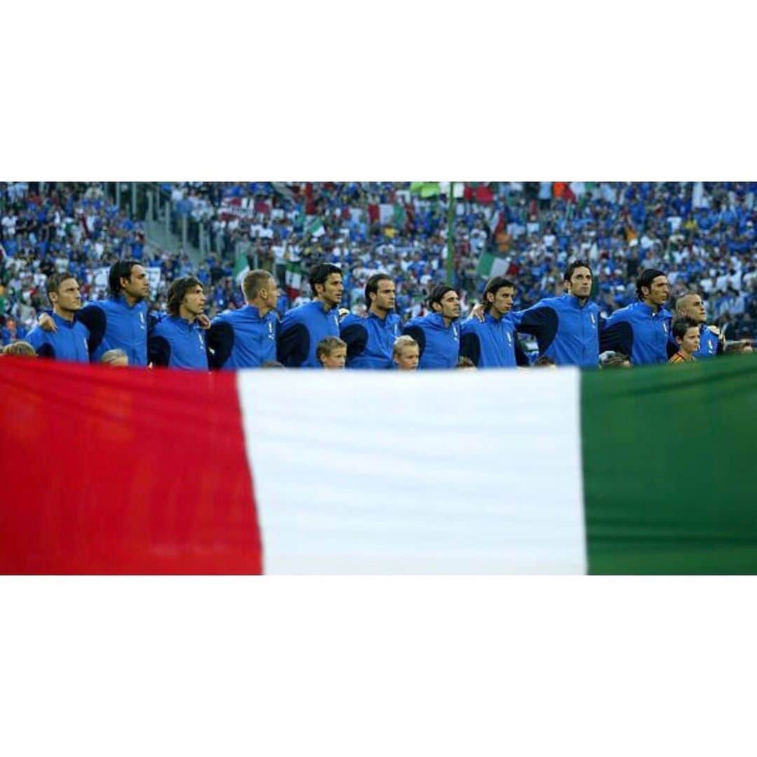 アンドレア・ピルロのインスタグラム：「Onora l’avversario, rispetta il suo inno, sostieni gli Azzurrini! 💙 Forza Italia 🇮🇹 #U21Euro @azzurri @weareyourope」