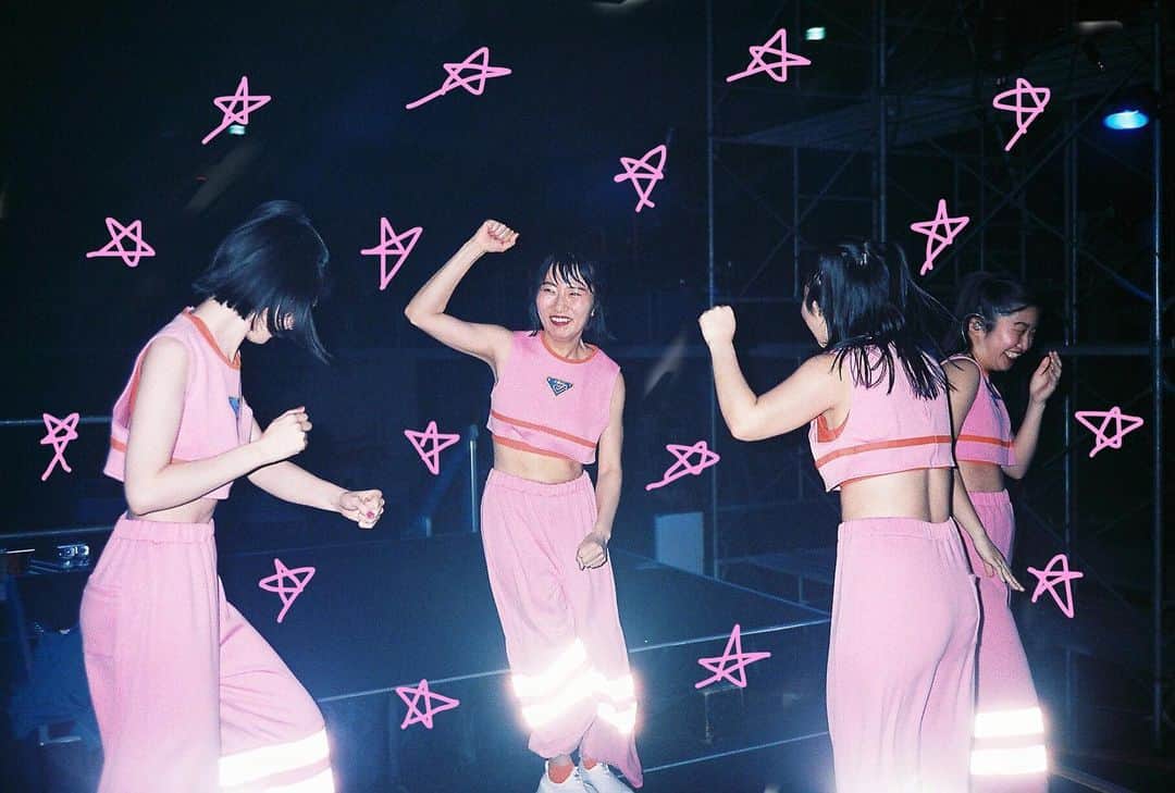 ユウキさんのインスタグラム写真 - (ユウキInstagram)「ライブの前はおどるよ🕺💞 Japan tour もあとちょっとだ！ どれもたのしみ！かけぬける〜〜💞 #chaiband #neoかわいい #dance #band #pink #tour」6月19日 23時59分 - yuukichan2