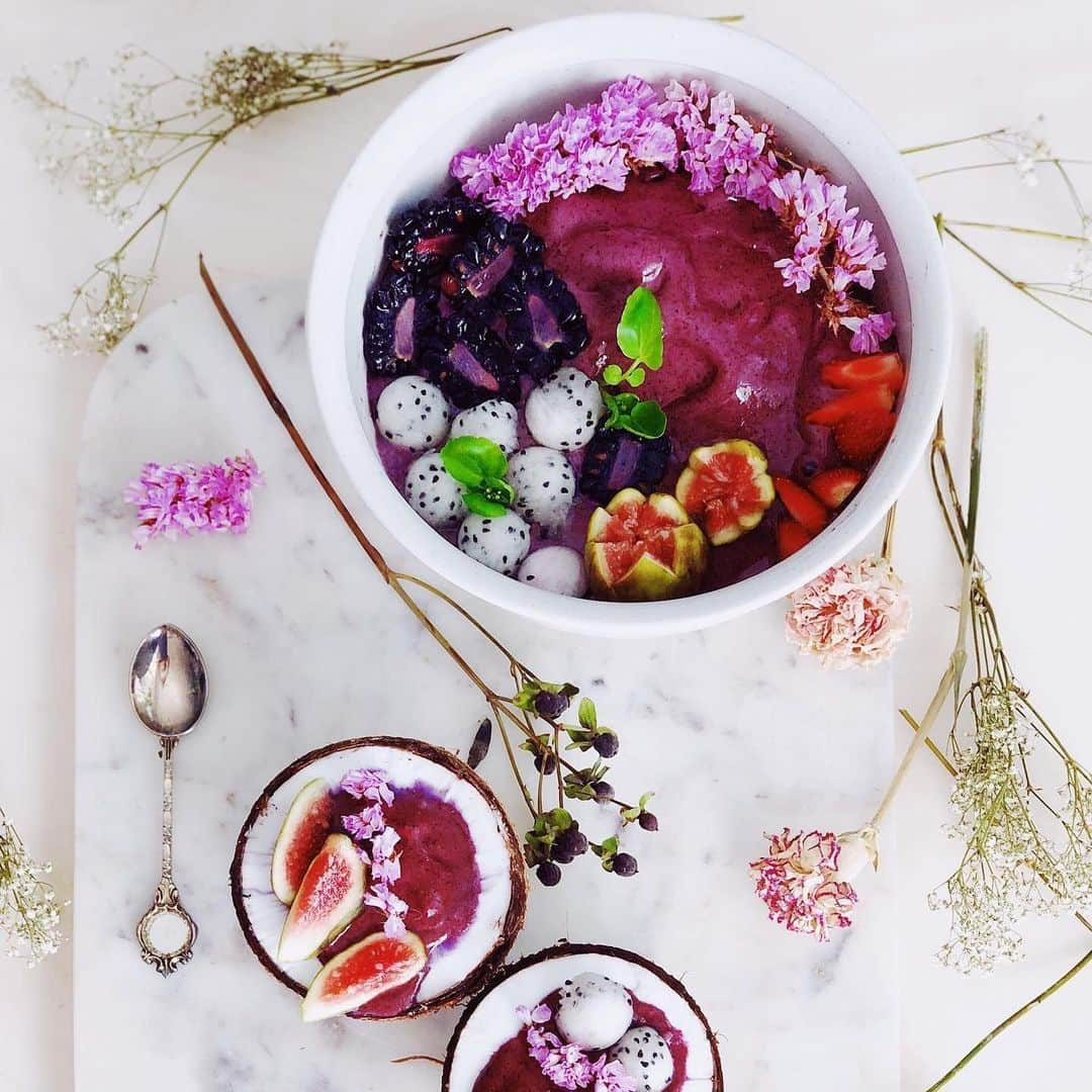 Vitamix Global Headquarters Real foodさんのインスタグラム写真 - (Vitamix Global Headquarters Real foodInstagram)「This Blueberry-Banana ice cream by @tyttituulikki looks more like dessert than a superfood breakfast. With Vitamix, anything is possible! • 📸: @tyttituulikki • #vitamix #myvitamix #dragonfruit #breakfast #blueberry #banana #icecream #coconutbowls #bananaicecream #summervibes #sundayfoodie (via @tyttituulikki)」6月19日 23時59分 - vitamix