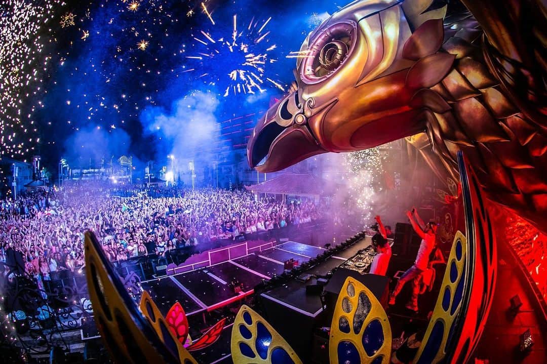 Dimitri Vegas & Like Mikeさんのインスタグラム写真 - (Dimitri Vegas & Like MikeInstagram)「Ibiza Residency first show out of 15 😱😱 Last night was truly crazy」6月20日 0時00分 - dimitrivegasandlikemike