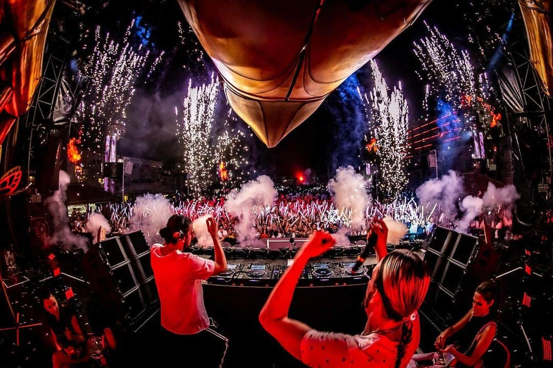 Dimitri Vegas & Like Mikeさんのインスタグラム写真 - (Dimitri Vegas & Like MikeInstagram)「Ibiza Residency first show out of 15 😱😱 Last night was truly crazy」6月20日 0時00分 - dimitrivegasandlikemike