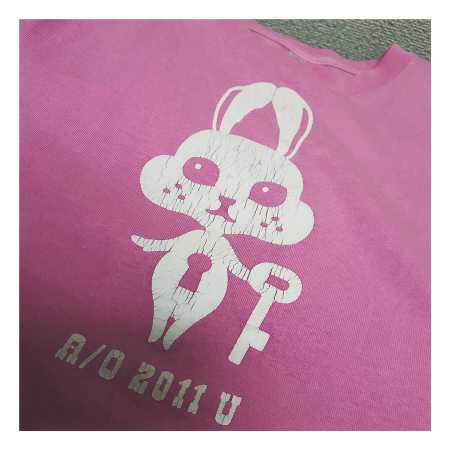 奥村愛子のインスタグラム：「* 2011年に作ったこのTシャツ ホラーな方向に味が出てきた」