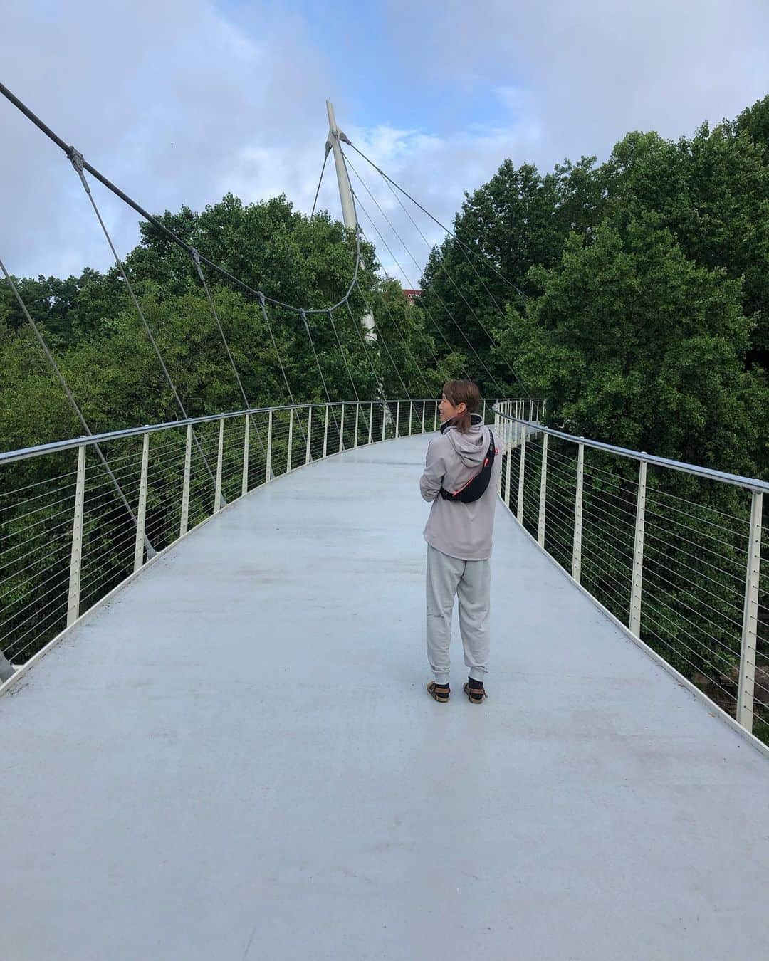 朱里さんのインスタグラム写真 - (朱里Instagram)「Falls park⭐️ 公園で散歩✨  #fallspark #park #nature #walk #walking #relax #tree #river #bridge #greenville #america #southcarolina #ufc #reebok #公園 #散歩 #リラックス #自然 #川 #橋 #のどか #アメリカ #サウスカロライナ #グリーンビル #試合前 #減量」6月20日 0時13分 - syuri_official