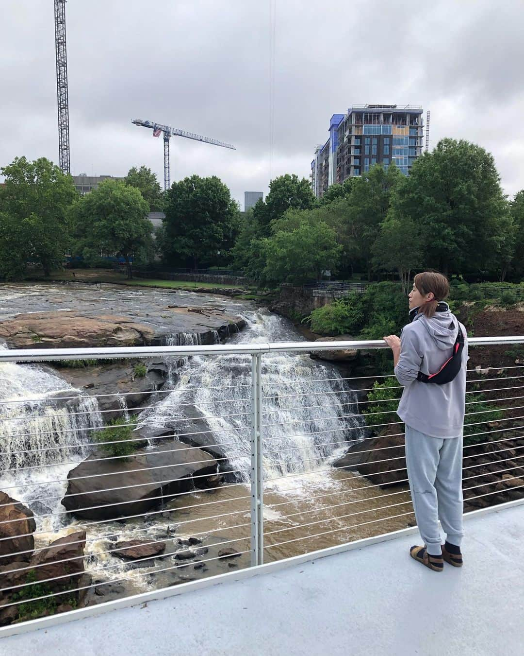 朱里さんのインスタグラム写真 - (朱里Instagram)「Falls park⭐️ 公園で散歩✨  #fallspark #park #nature #walk #walking #relax #tree #river #bridge #greenville #america #southcarolina #ufc #reebok #公園 #散歩 #リラックス #自然 #川 #橋 #のどか #アメリカ #サウスカロライナ #グリーンビル #試合前 #減量」6月20日 0時13分 - syuri_official