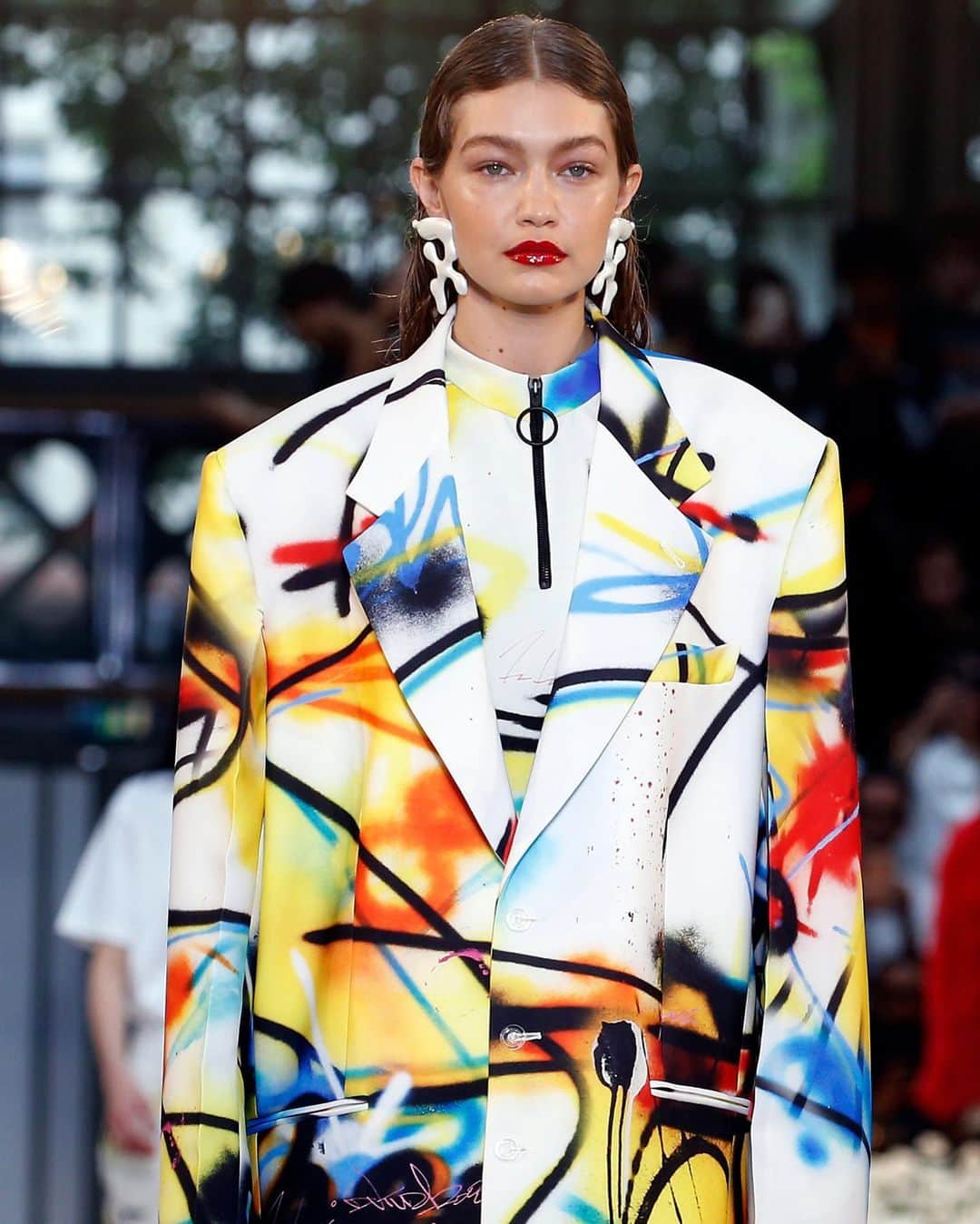 Fashion Weekさんのインスタグラム写真 - (Fashion WeekInstagram)「Wet hair and glossy red lips on @gigihadid at the @off____white Spring 2020 menswear runway in Paris ❤️ Photo by @gettyimages.」6月20日 0時06分 - fashionweek