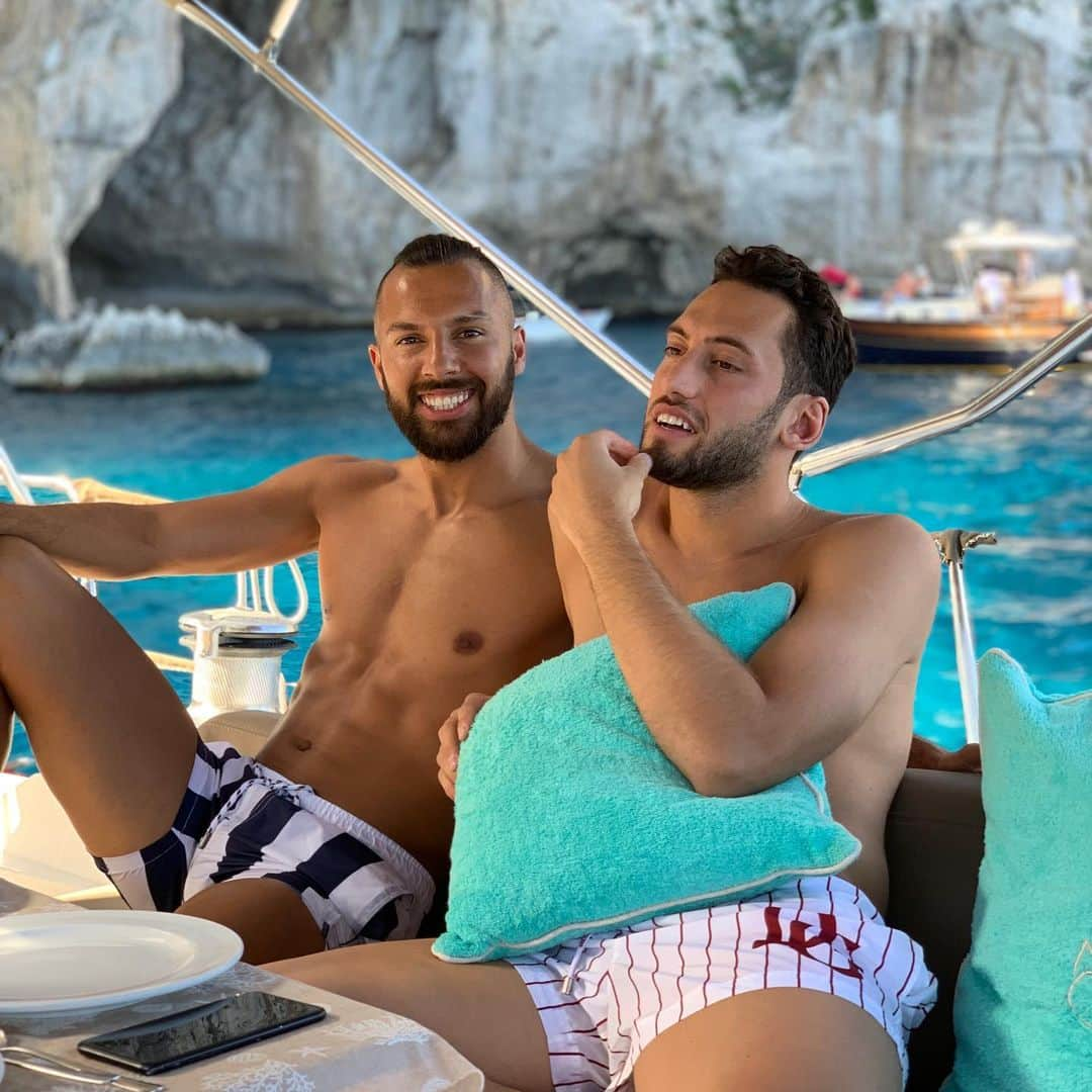 ヤシン・エズテキンのインスタグラム：「Kardeşim @hakancalhanoglu #capri」