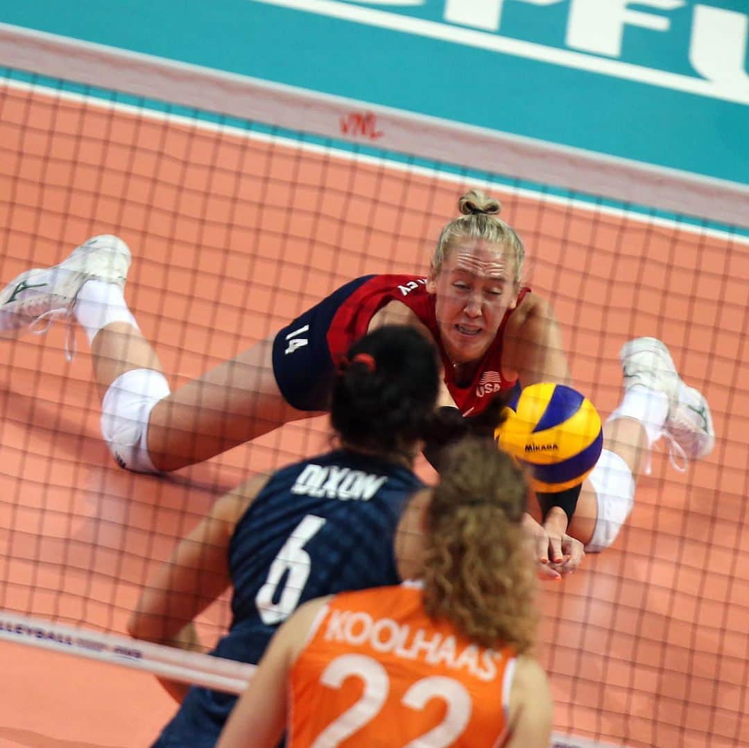 USA Volleyballさんのインスタグラム写真 - (USA VolleyballInstagram)「✅ for @usavwnt #VNL win 1️⃣1️⃣. #usavwnt rallied past Netherlands in a 5-set thriller to improve to 11-3 in @FIVBVolleyball #VNL. @adrews04 scored 24 points and @krobin32 came up big late as @teamusa used a surprise libero in the victory. Click our bio 🔗 for full recap. 📷 FIVB」6月20日 0時08分 - usavolleyball