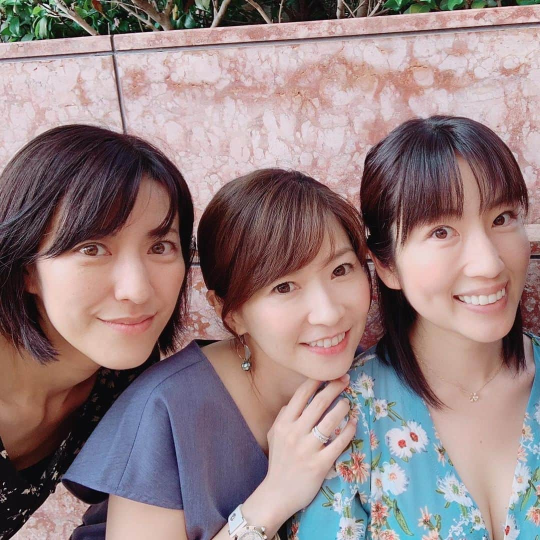 庄司ゆうこさんのインスタグラム写真 - (庄司ゆうこInstagram)「今日はグラビア時代の友人、鷲巣あやのちゃんとれいちぇる、ふーみんとローリーズで子連れランチ😍 ちょうど10年前の今頃、あやのちゃんとはDVD撮影でモルジブに行ってたよ^_^懐かし〜😂✨ 今思うと、当時のグラビアはバブリーだったなぁー😂笑 あやのちゃんは私より2週間早く、女の子を出産しました🤗前回はお互い妊娠中にランチした以来だったのでこうやって二人とも無事に産まれて本当によかった(^_−)−☆ ももちゃん、ランチ中ぐずっちゃったけど、みんなに順番に抱っこしてもらってご機嫌に✨ 生後2ヶ月にして一体何人に抱っこしてもらったんだろー！？笑 今度時間ある時数えてみよっと。笑笑 #恵比寿ランチ#ガーデンプレイス#子連れランチ#ローリーズプライムリブ#お肉#個室ランチ#れいちぇる#ハッピーバースデー#お祝い#おめでとう🎊#生後2ヶ月#ももちゃんです🤗」6月20日 0時12分 - yuko.shoji