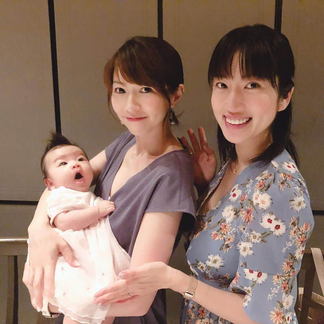 庄司ゆうこさんのインスタグラム写真 - (庄司ゆうこInstagram)「今日はグラビア時代の友人、鷲巣あやのちゃんとれいちぇる、ふーみんとローリーズで子連れランチ😍 ちょうど10年前の今頃、あやのちゃんとはDVD撮影でモルジブに行ってたよ^_^懐かし〜😂✨ 今思うと、当時のグラビアはバブリーだったなぁー😂笑 あやのちゃんは私より2週間早く、女の子を出産しました🤗前回はお互い妊娠中にランチした以来だったのでこうやって二人とも無事に産まれて本当によかった(^_−)−☆ ももちゃん、ランチ中ぐずっちゃったけど、みんなに順番に抱っこしてもらってご機嫌に✨ 生後2ヶ月にして一体何人に抱っこしてもらったんだろー！？笑 今度時間ある時数えてみよっと。笑笑 #恵比寿ランチ#ガーデンプレイス#子連れランチ#ローリーズプライムリブ#お肉#個室ランチ#れいちぇる#ハッピーバースデー#お祝い#おめでとう🎊#生後2ヶ月#ももちゃんです🤗」6月20日 0時12分 - yuko.shoji