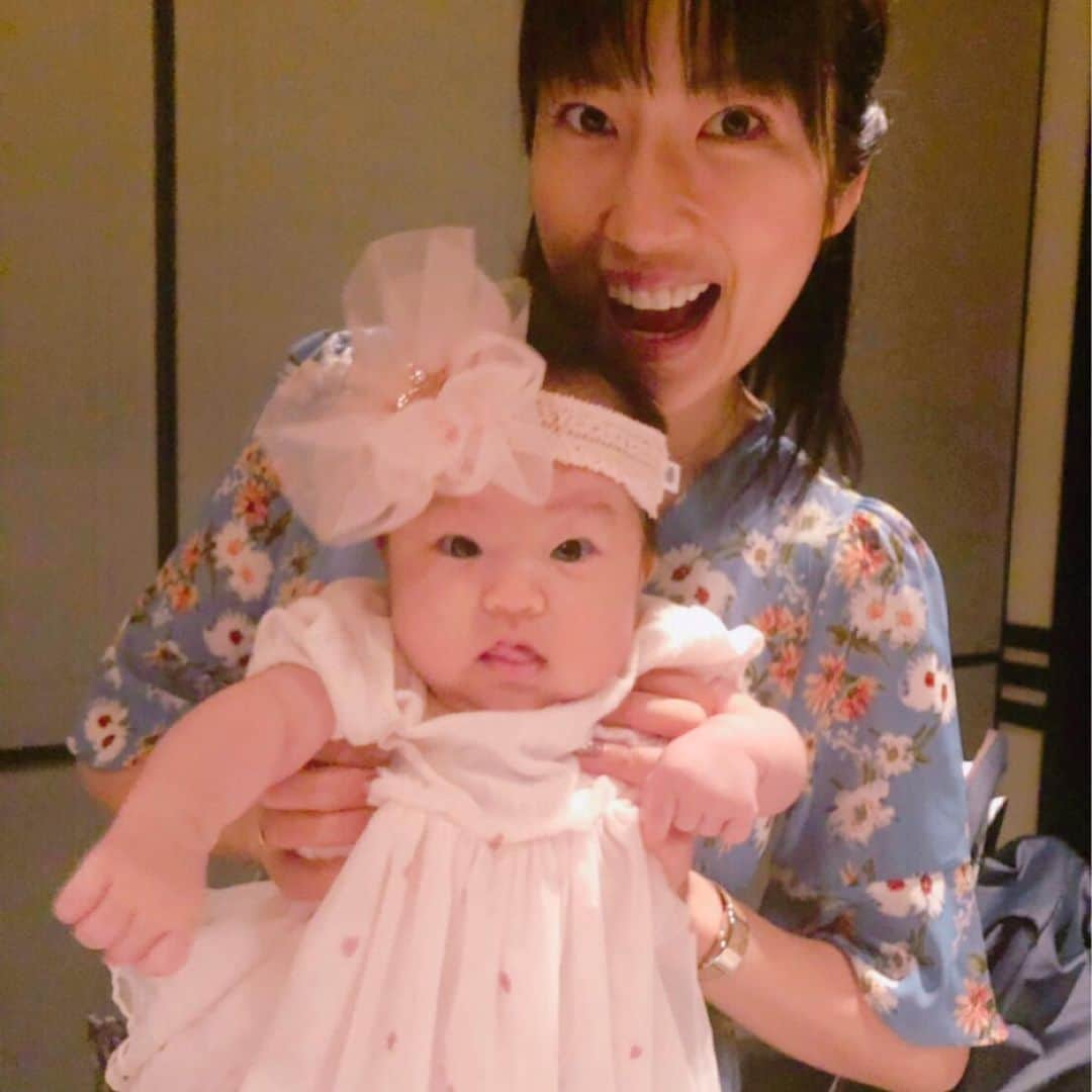 庄司ゆうこさんのインスタグラム写真 - (庄司ゆうこInstagram)「今日はグラビア時代の友人、鷲巣あやのちゃんとれいちぇる、ふーみんとローリーズで子連れランチ😍 ちょうど10年前の今頃、あやのちゃんとはDVD撮影でモルジブに行ってたよ^_^懐かし〜😂✨ 今思うと、当時のグラビアはバブリーだったなぁー😂笑 あやのちゃんは私より2週間早く、女の子を出産しました🤗前回はお互い妊娠中にランチした以来だったのでこうやって二人とも無事に産まれて本当によかった(^_−)−☆ ももちゃん、ランチ中ぐずっちゃったけど、みんなに順番に抱っこしてもらってご機嫌に✨ 生後2ヶ月にして一体何人に抱っこしてもらったんだろー！？笑 今度時間ある時数えてみよっと。笑笑 #恵比寿ランチ#ガーデンプレイス#子連れランチ#ローリーズプライムリブ#お肉#個室ランチ#れいちぇる#ハッピーバースデー#お祝い#おめでとう🎊#生後2ヶ月#ももちゃんです🤗」6月20日 0時12分 - yuko.shoji