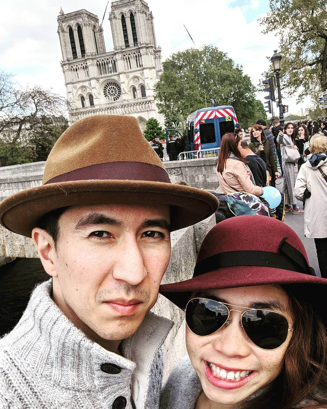 ベアトリサ・リャンのインスタグラム：「Take me back to fun hats and crooked pictures of famous buildings.  #parisholdsthekeytoyourheart #notredame #paris #goorinhats #europe #wanderlust #smolder #rayban」