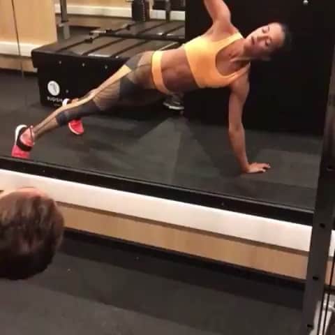 アリシア・ヴィキャンデルのインスタグラム：「#WorkoutWednesdays」