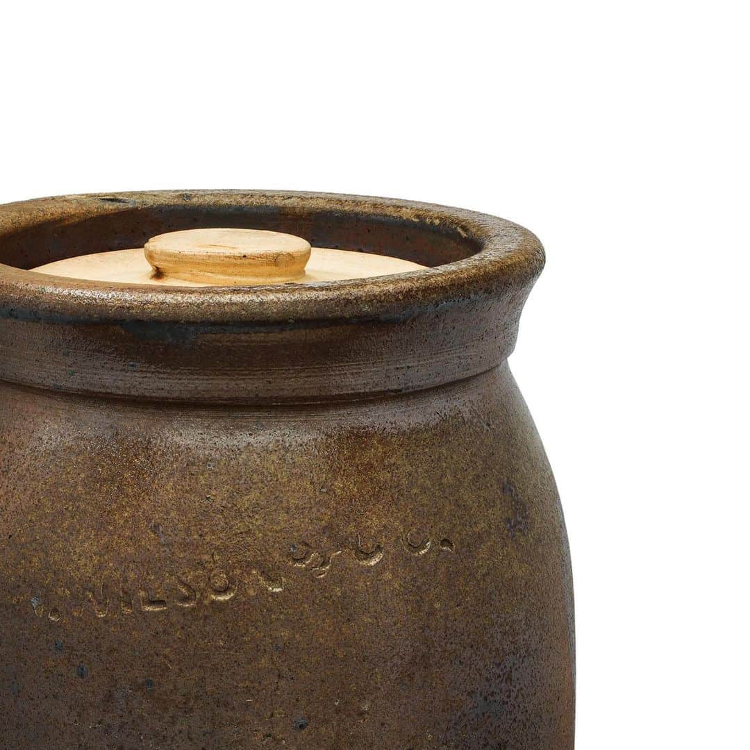 のインスタグラム：「What can a simple object—a stoneware jar—teach us about emancipation? A lot. ➡️ On June 19, 1865, Union forces in Texas issued orders proclaiming the end of slavery in the state. The celebrations that followed among black Texans created the foundation for a modern holiday celebrating emancipation—Juneteenth.  Hiram Wilson, a skilled potter, was one of the formerly enslaved Texans who celebrated slavery's end. Newly freed, Wilson and other artisans in his family seized control of their family's livelihood. Together, they formed H. Wilson & Company pottery in Capote, Texas. This stoneware jar was one of their products. Can you spot their family name impressed on the jar? (Hint: swipe to take a closer look). #AmericanHistory #AfricanAmericanHistory #TexasHistory #CivilWarHistory #Juneteenth #Emancipation #Reconstruction #FreedomStruggle #Stoneware #Pottery #ManyVoices #NationWeBuildTogether #TDIH #OTD」