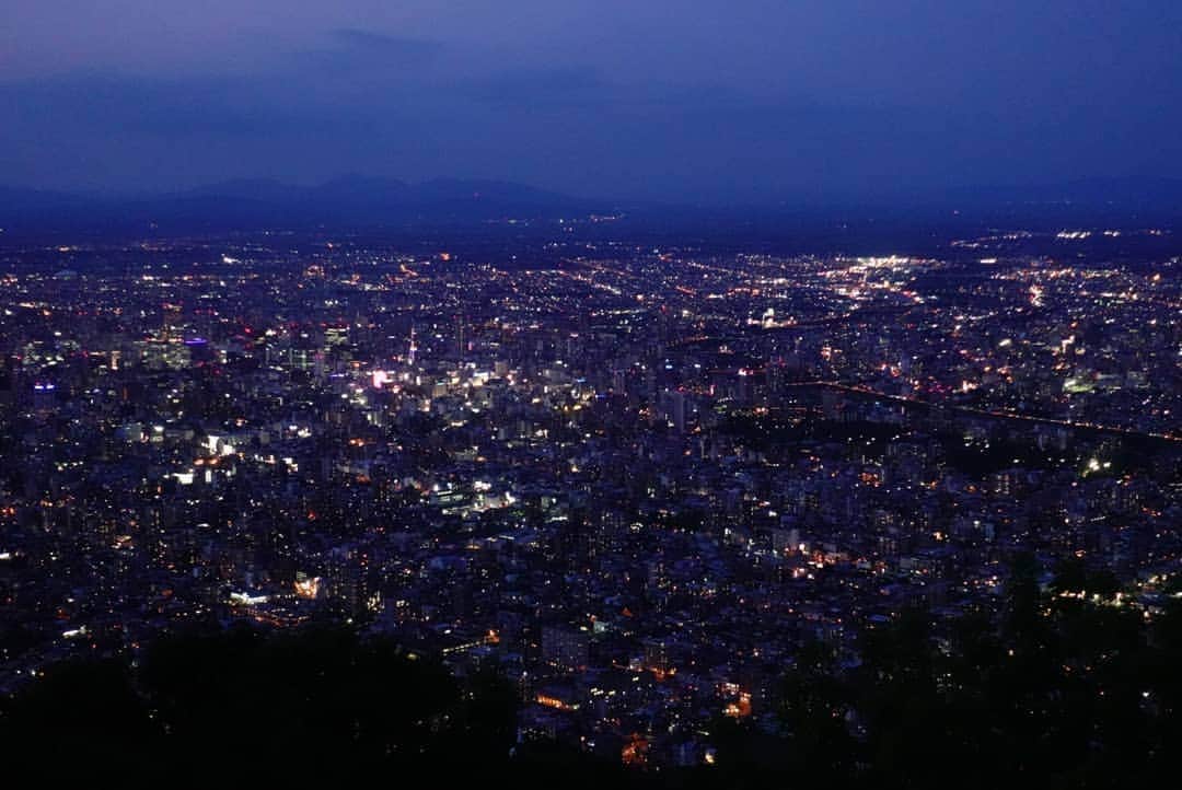 茶乃さんのインスタグラム写真 - (茶乃Instagram)「2019/06/19 北海道にいますよ～😄 藻岩山の夜景を見に行ったけど、どこを撮ったらいいかさっぱりわからなかったよ😂postするほどの写真じゃないけどコンデジ撮影記念に(笑) ストロベリームーンが真っ赤に見えたの！！でも、その時は写真撮れる状況じゃなくて残念だったー😭 * #藻岩山 #もいわ山 #夜景」6月20日 0時17分 - chanoiro