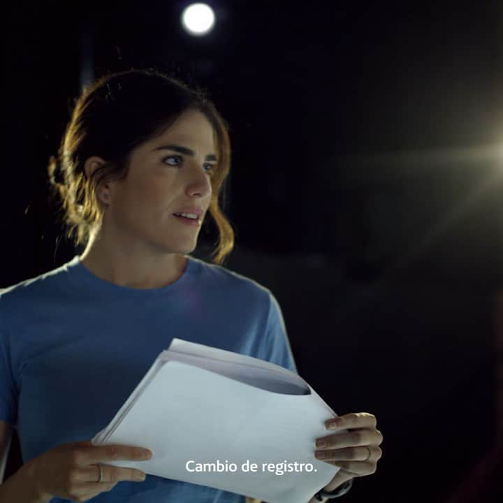 カーラ・ソウザのインスタグラム：「En mi día a día, cambio de registro, de diálogo, de papel… Pero cuando llego a casa, descubro que también mi manera de pensar está transformándose. Cambio para apostar por el futuro, por un mundo con agua limpia, energías renovables e infraestructuras sostenibles. Algo en mí está cambiando, que me hace ser más yo. #InvierteEnElPlaneta #sponsored」