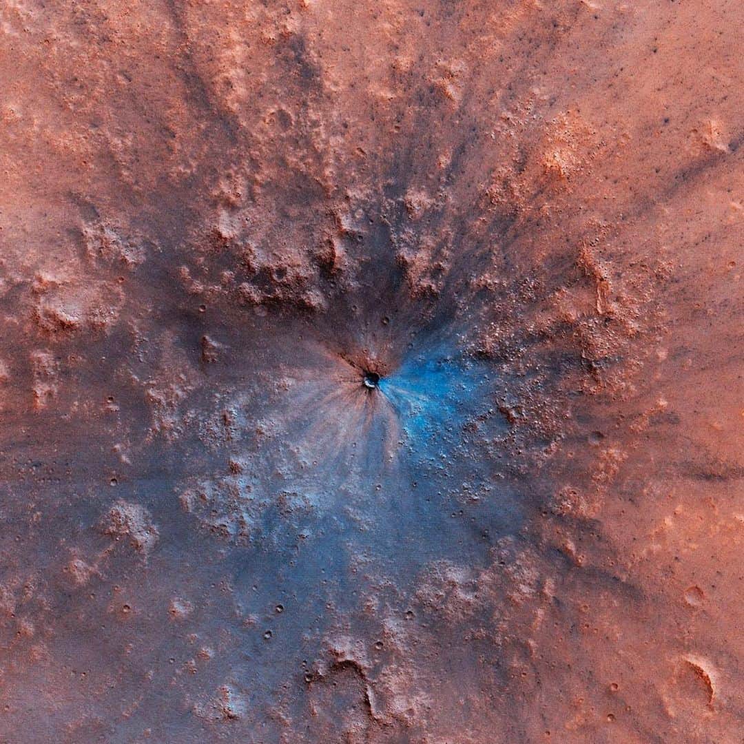NBC Newsさんのインスタグラム写真 - (NBC NewsInstagram)「NASA spotted a new crater on #Mars that was formed after a small space rock crashed into the Red Planet’s surface sometime between September 2016 and February 2019. . 📷 NASA / JPL / University of Arizona」6月20日 0時23分 - nbcnews