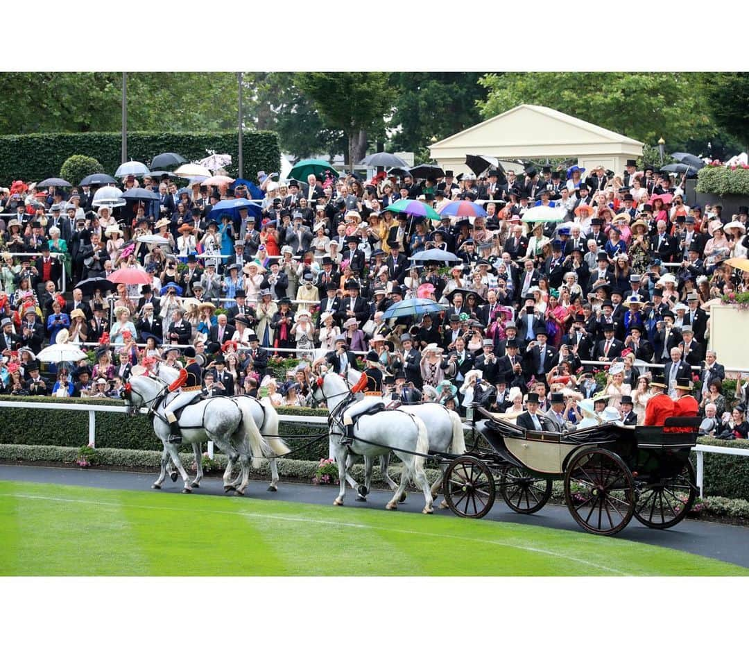 クラレンス邸さんのインスタグラム写真 - (クラレンス邸Instagram)「The Prince of Wales and The Duchess of Cornwall arrive with The Queen for the second day of #RoyalAscot. 📸 PA」6月20日 0時25分 - clarencehouse