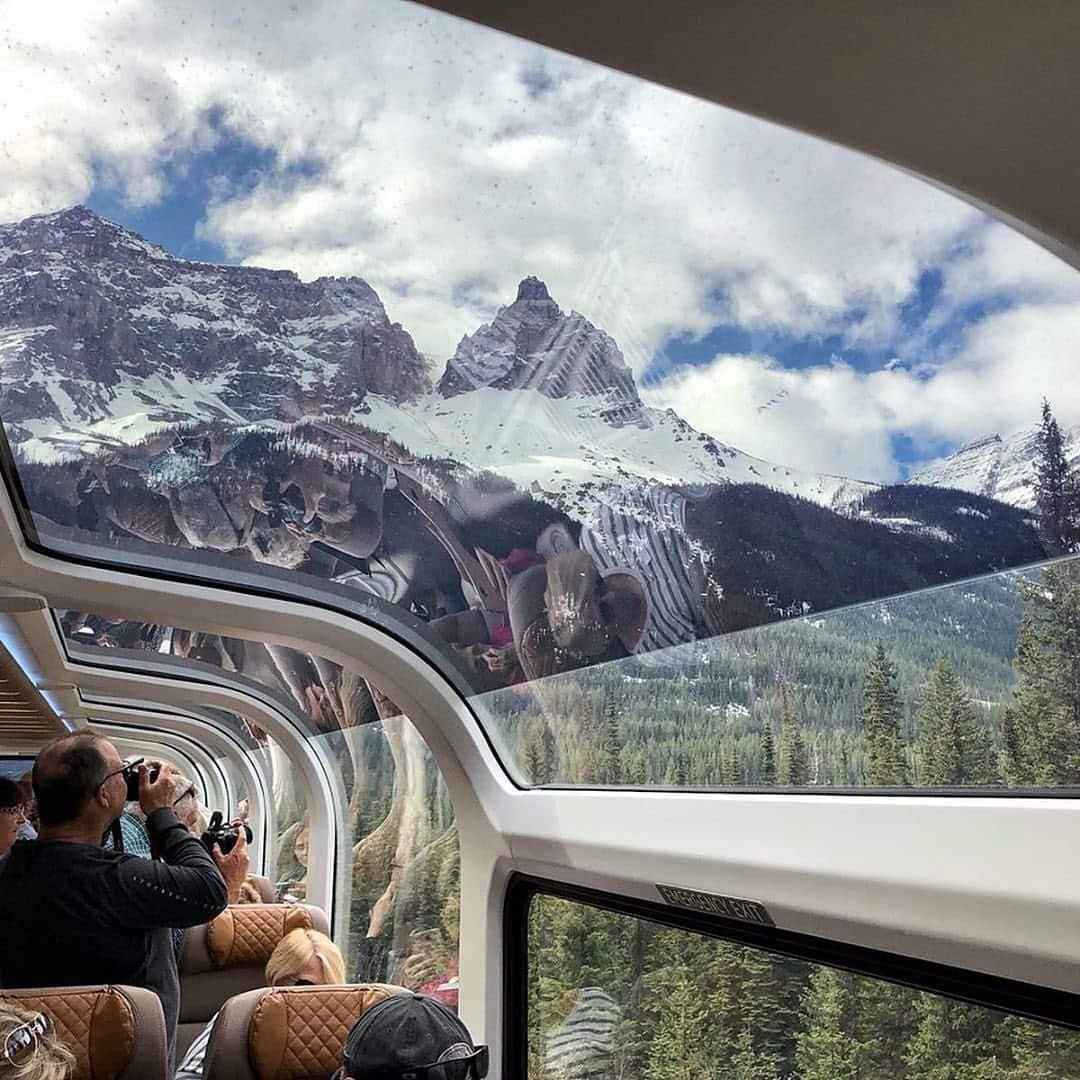 Explore Canadaさんのインスタグラム写真 - (Explore CanadaInstagram)「Day one of the “First Passage to the West” trip by @rockymountaineer. This route intertwines thought-provoking historic landmarks and dramatic landscapes with delicious food. “If you don’t know where to look, it’s okay. You are surrounded by nature’s amazingness, so staring in awe is a given. Seated in the double height Gold Leaf rail car with the over-sized glass-domed roof, we enjoyed unlimited views.” #ExploreCanada . 📷: @thetravellingmom 📍: @travelalberta, @rockymountaineer . #ExploreAlberta #RockyMountaineer #RockyMountains #TrainTravel」6月20日 0時26分 - explorecanada