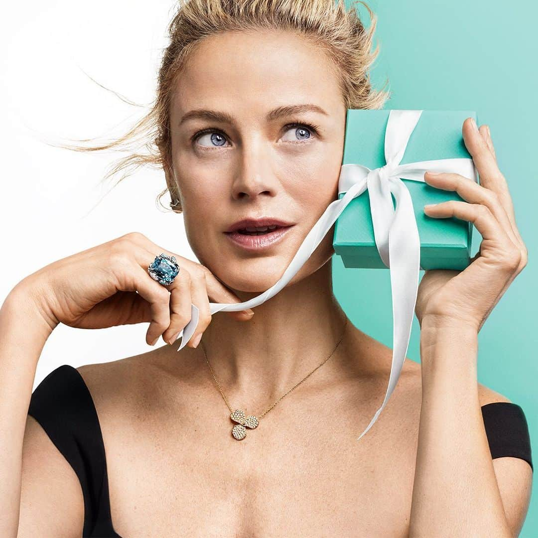 ティファニーさんのインスタグラム写真 - (ティファニーInstagram)「Wrapped up with @carolynmurphy. What's in the #TiffanyBlue box? #TiffanyPaperFlowers #Tiffany #TiffanyAndCo」6月20日 0時27分 - tiffanyandco