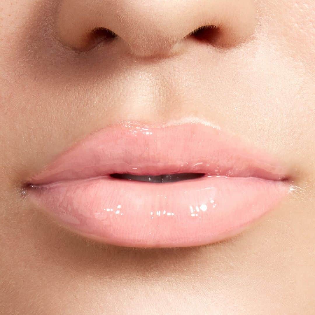 Revlonさんのインスタグラム写真 - (RevlonInstagram)「This #NationalKissingDay, be sure to leave a mark 💋 . Pick your pout and shout it out: Pinkissimo, Super Natural, Sizzling Coral, Pink Sky, Rosy Future, & Sandstorm. Who’s your kiss for today? . #LiveBoldly #motd #makepoftheday #lipgloss #gloss #kiss」6月20日 0時32分 - revlon