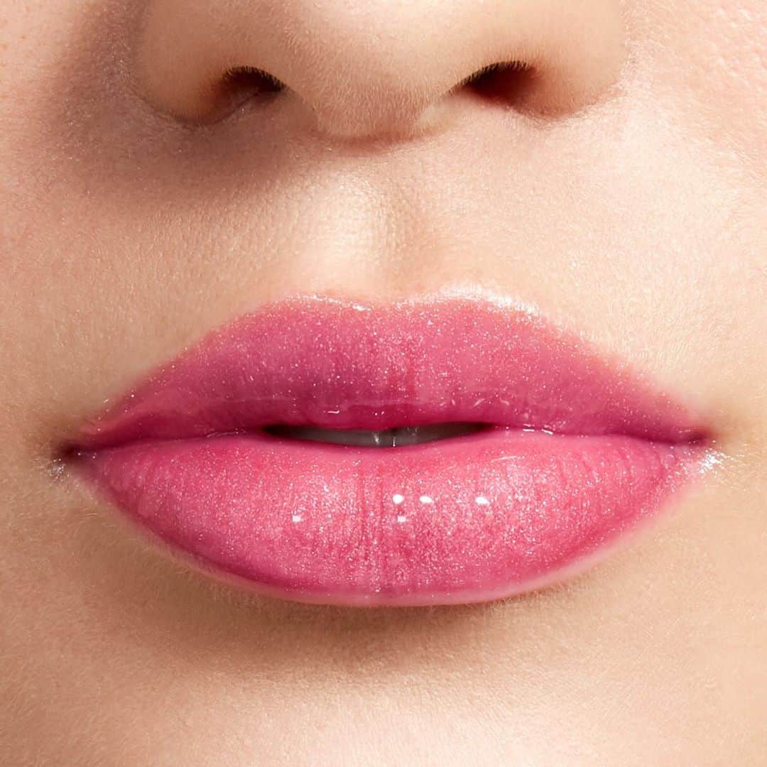 Revlonさんのインスタグラム写真 - (RevlonInstagram)「This #NationalKissingDay, be sure to leave a mark 💋 . Pick your pout and shout it out: Pinkissimo, Super Natural, Sizzling Coral, Pink Sky, Rosy Future, & Sandstorm. Who’s your kiss for today? . #LiveBoldly #motd #makepoftheday #lipgloss #gloss #kiss」6月20日 0時32分 - revlon