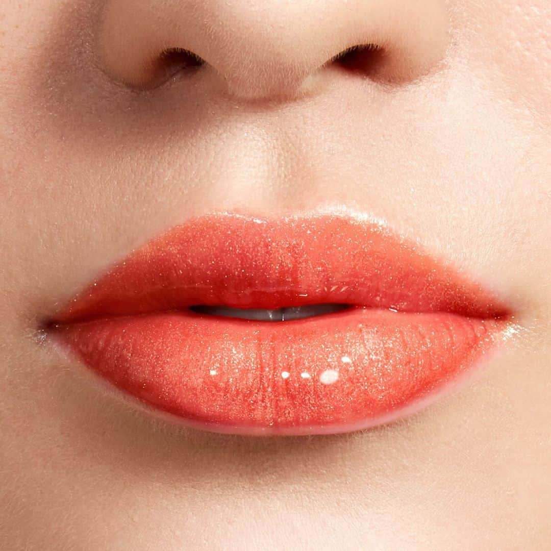 Revlonさんのインスタグラム写真 - (RevlonInstagram)「This #NationalKissingDay, be sure to leave a mark 💋 . Pick your pout and shout it out: Pinkissimo, Super Natural, Sizzling Coral, Pink Sky, Rosy Future, & Sandstorm. Who’s your kiss for today? . #LiveBoldly #motd #makepoftheday #lipgloss #gloss #kiss」6月20日 0時32分 - revlon