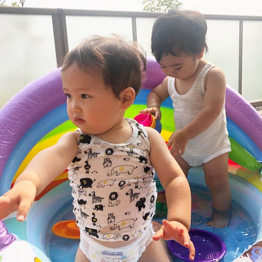 菅野広恵さんのインスタグラム写真 - (菅野広恵Instagram)「＊＊＊ はじめての水遊び💓 ひーくんめちゃくちゃ楽しそうでした😍❤️ 子供はやっぱり水遊び好きなのかな♪ ・ プールを @seiko_0131 ちゃんが用意してくれ、しかもシャワーまでひーくんも一緒に洗ってくれ😭本当親戚みたいな存在だわ😭❤️いつもありがとー🙇‍♀️⭐️ ・ #ママリ  #新米ママ  #男の子ママ  #育児日記  #ベビフル #子連れ #イヤイヤ期 #キラポス通信  #1歳7ヶ月  #赤ちゃんの成長 #育児中  #関西ママ #ひーくん記録 #ママタス #親バカ部ig_baby  #ママ友募集中  #赤ちゃんとお出かけ #赤ちゃんの笑顔 #生後18ヶ月 #赤ちゃんのいる生活  #ベビーファッション #mamagirl  #子連れスポット #水遊び #ベビー服 #ベビーグッズ #2017_autumn_baby部  #コドモノ #子供服 #子供の成長」6月20日 0時33分 - hiroesugano