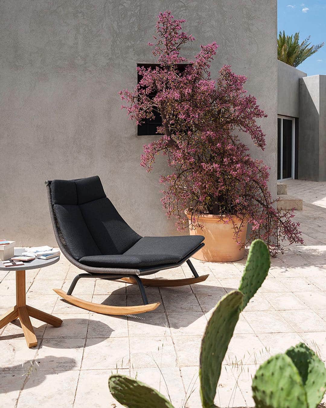 Design Milkさんのインスタグラム写真 - (Design MilkInstagram)「The newest additions to @roda.official’s successful LAZE #outdoorfurniture collection, designed by @gordon.guillaumier, include lounge #chairs, a #stool, and a #sofa. Design, comfort, and functionality are the main features of all three pieces, thanks to a generous silhouette that encloses you in the shape of a large leaf. 🍃 designmilk.com」6月20日 0時33分 - designmilk